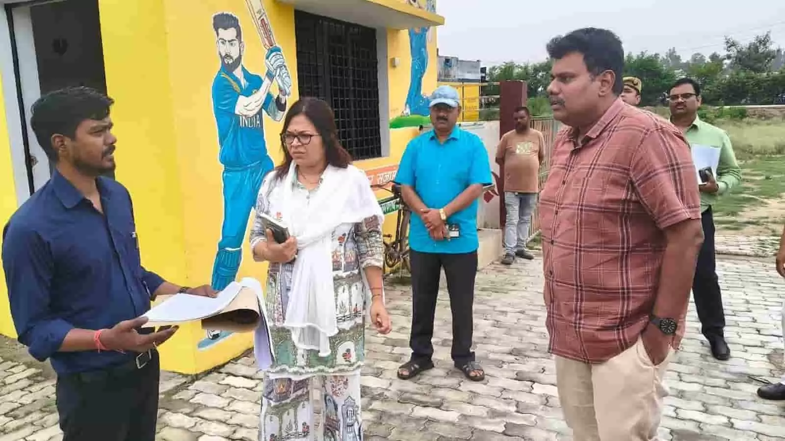 सीतापुर में डीएम राजागणपति आर का औचक निरीक्षण, इंटरलॉकिंग उखड़वाकर परखी गुणवत्ता, दिए सख्त निर्देश