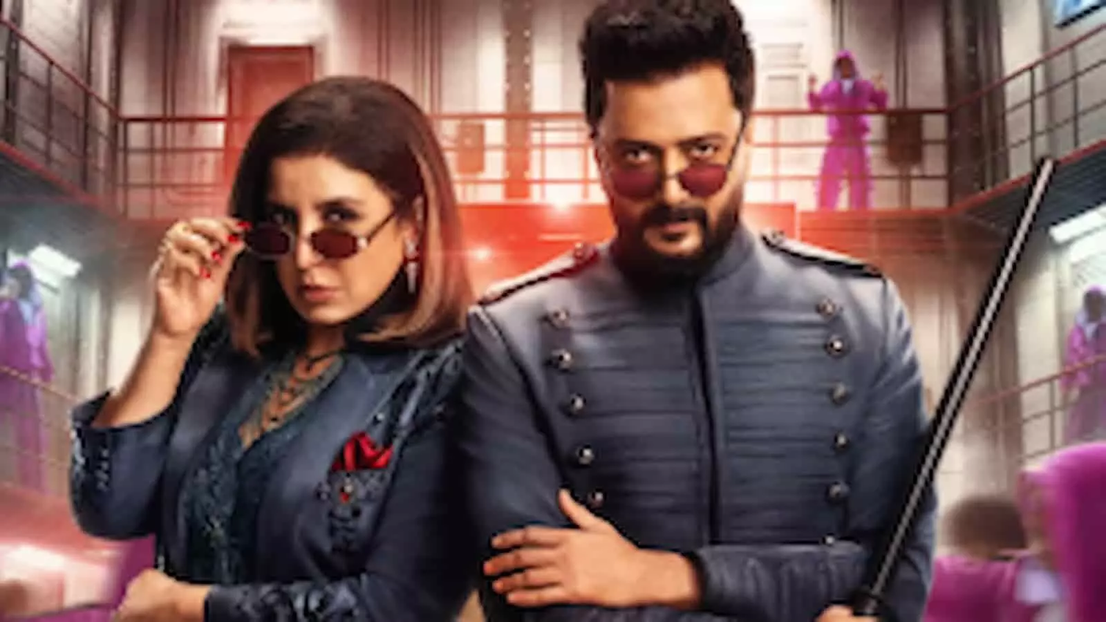 जेल के सेट पर फराह खान और रितेश देशमुख पोज देते हुए नजर आ रहे हैं।