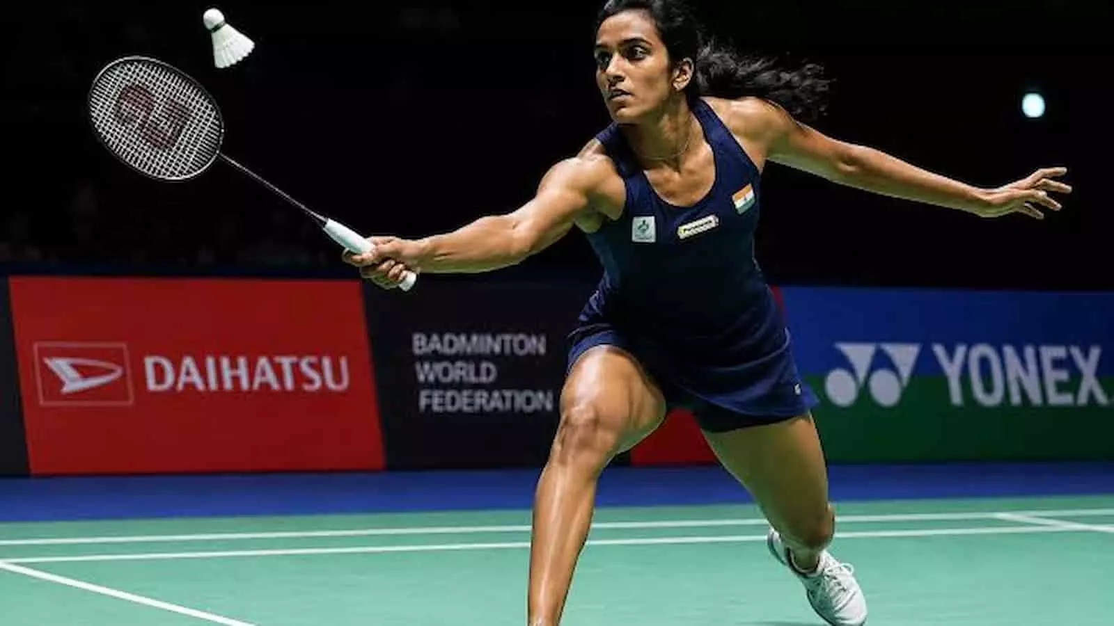कोर्ट पर बैडमिंटन रैकेट से शॉट मारती हुई खिलाड़ी पीवी सिंधु। कोर्ट पर बैडमिंटन रैकेट से शॉट मारती हुई खिलाड़ी पीवी सिंधु।