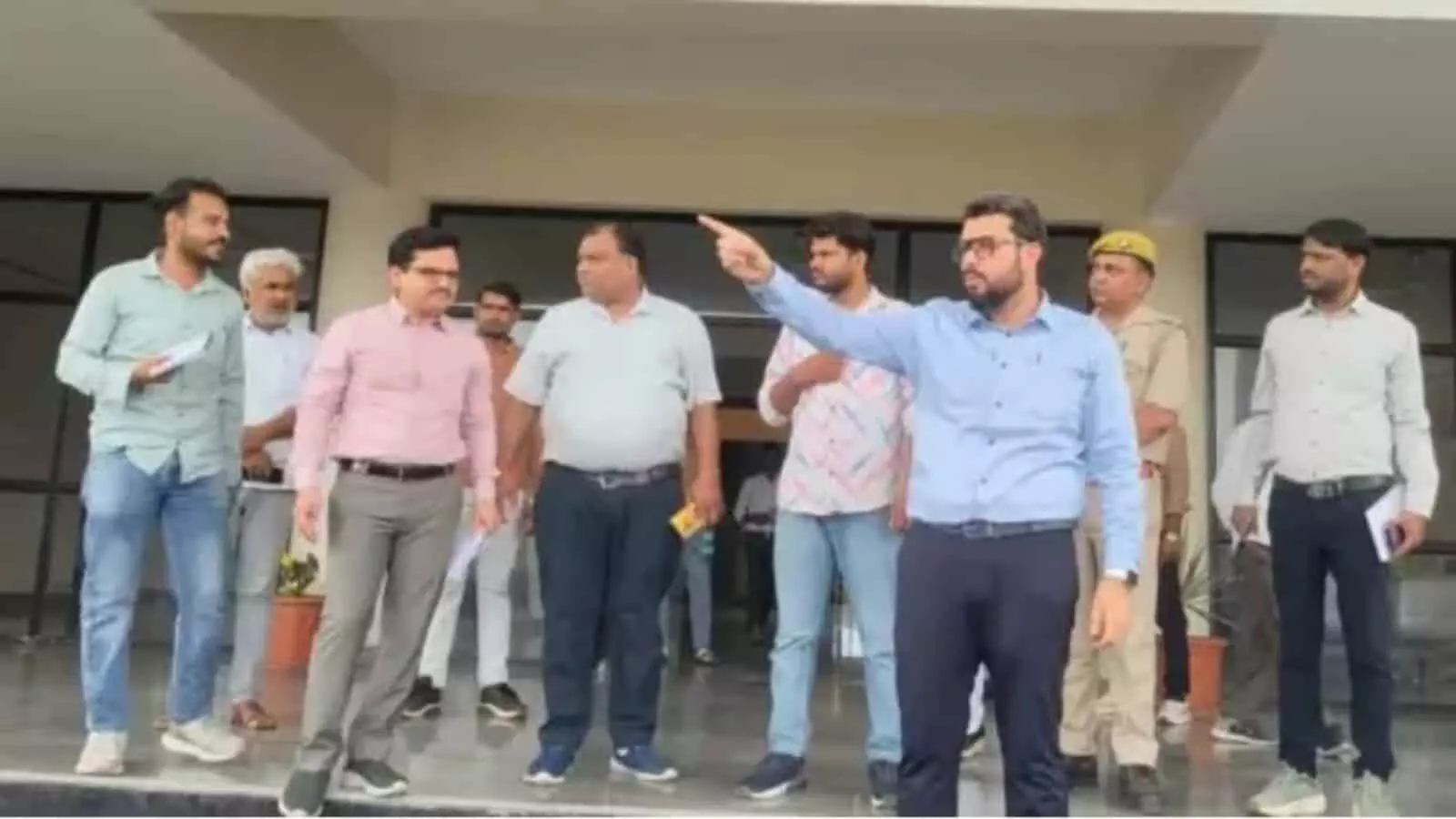 नगर निगम परिसर में अधिकारियों के साथ खड़े नगर आयुक्त ओजस्वी राज हाथ से इशारा कर निर्देश दे रहे हैं। नगर निगम परिसर में अधिकारियों के साथ खड़े नगर आयुक्त ओजस्वी राज हाथ से इशारा कर निर्देश दे रहे हैं।
