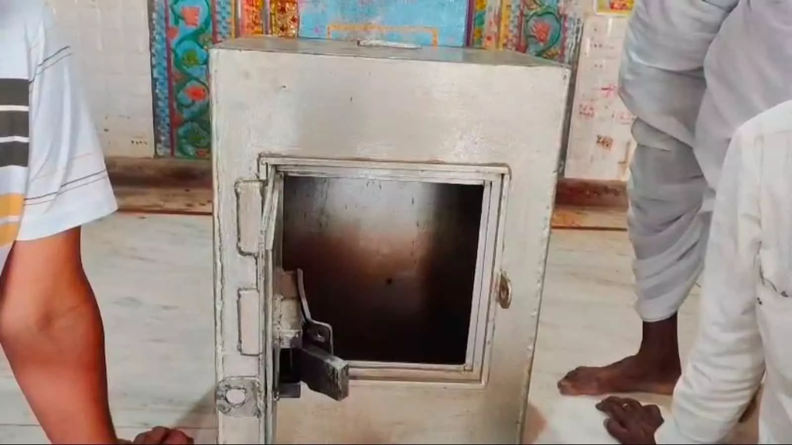 तस्वीर में चारभुजा नाथ मंदिर सवाईपुर में चोरी के बाद टूटा और खुला हुआ खाली दानपात्र दिखाई दे रहा है। तस्वीर में चारभुजा नाथ मंदिर सवाईपुर में चोरी के बाद टूटा और खुला हुआ खाली दानपात्र दिखाई दे रहा है।