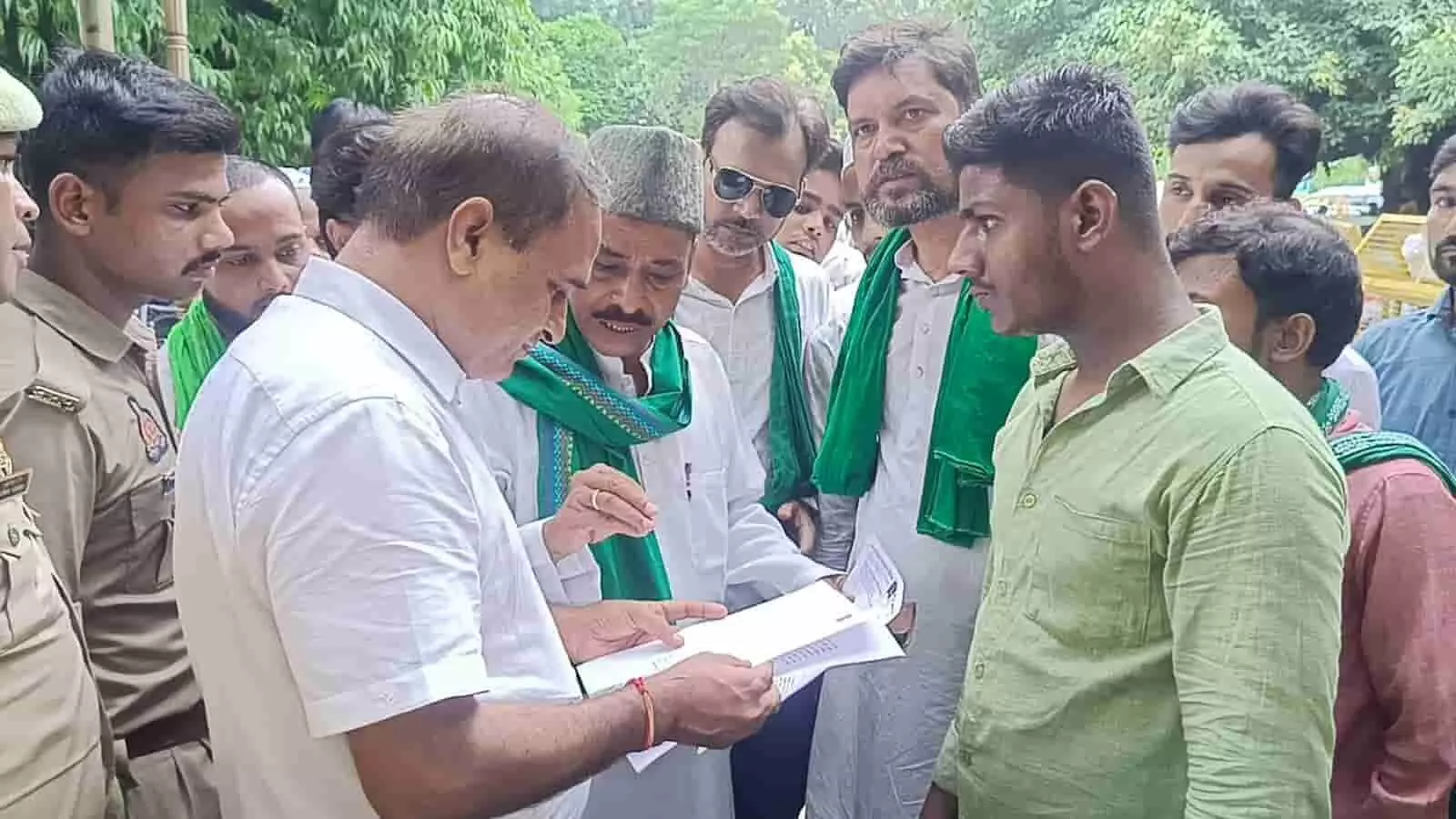 तस्वीर में एआईएमआईएम कार्यकर्ता प्रशासनिक अधिकारी को ज्ञापन का दस्तावेज सौंपते हुए दिख रहे हैं। तस्वीर में एआईएमआईएम कार्यकर्ता प्रशासनिक अधिकारी को ज्ञापन का दस्तावेज सौंपते हुए दिख रहे हैं।