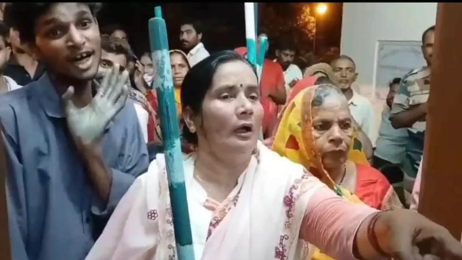 तस्वीर में लाठी लेकर खड़ी महिला किसान नेत्री रीता सिंह और उनके समर्थक अमेठी में प्रदर्शन करते दिख रहे हैं। तस्वीर में लाठी लेकर खड़ी महिला किसान नेत्री रीता सिंह और उनके समर्थक अमेठी में प्रदर्शन करते दिख रहे हैं।