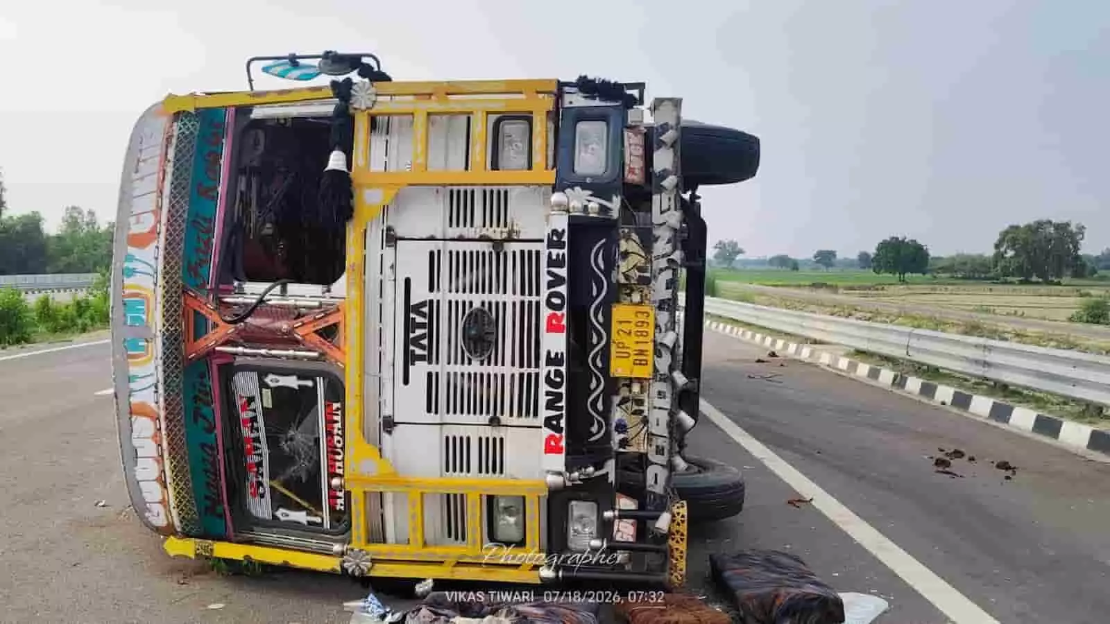 गंगा एक्सप्रेस-वे के किनारे दुर्घटनाग्रस्त होकर पलटा हुआ एक मालवाहक ट्रक। गंगा एक्सप्रेस-वे के किनारे दुर्घटनाग्रस्त होकर पलटा हुआ एक मालवाहक ट्रक।