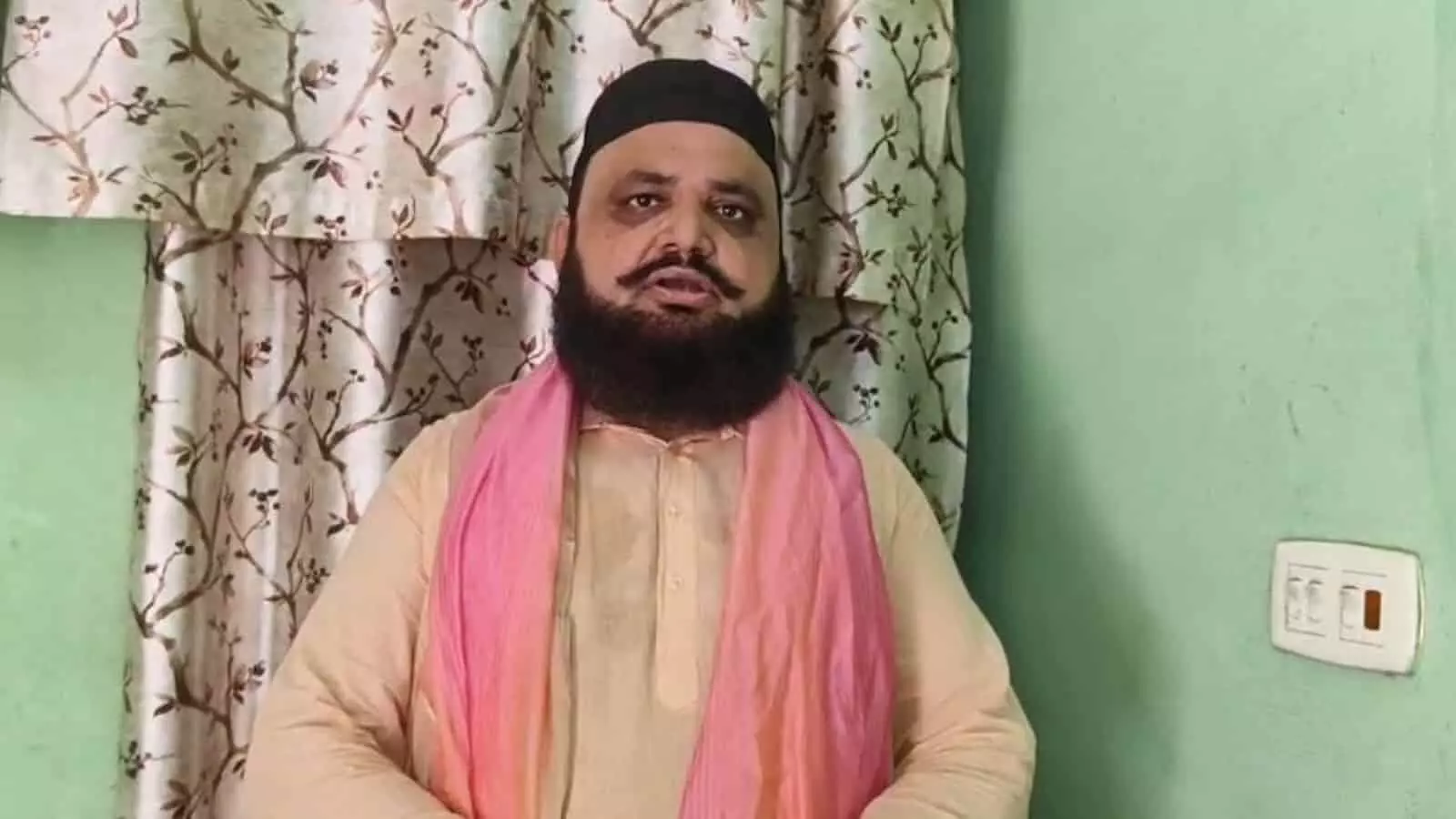 तस्वीर में कमरे के भीतर कैमरे के सामने खड़े मौलाना जर्जिस अंसारी। तस्वीर में कमरे के भीतर कैमरे के सामने खड़े मौलाना जर्जिस अंसारी।