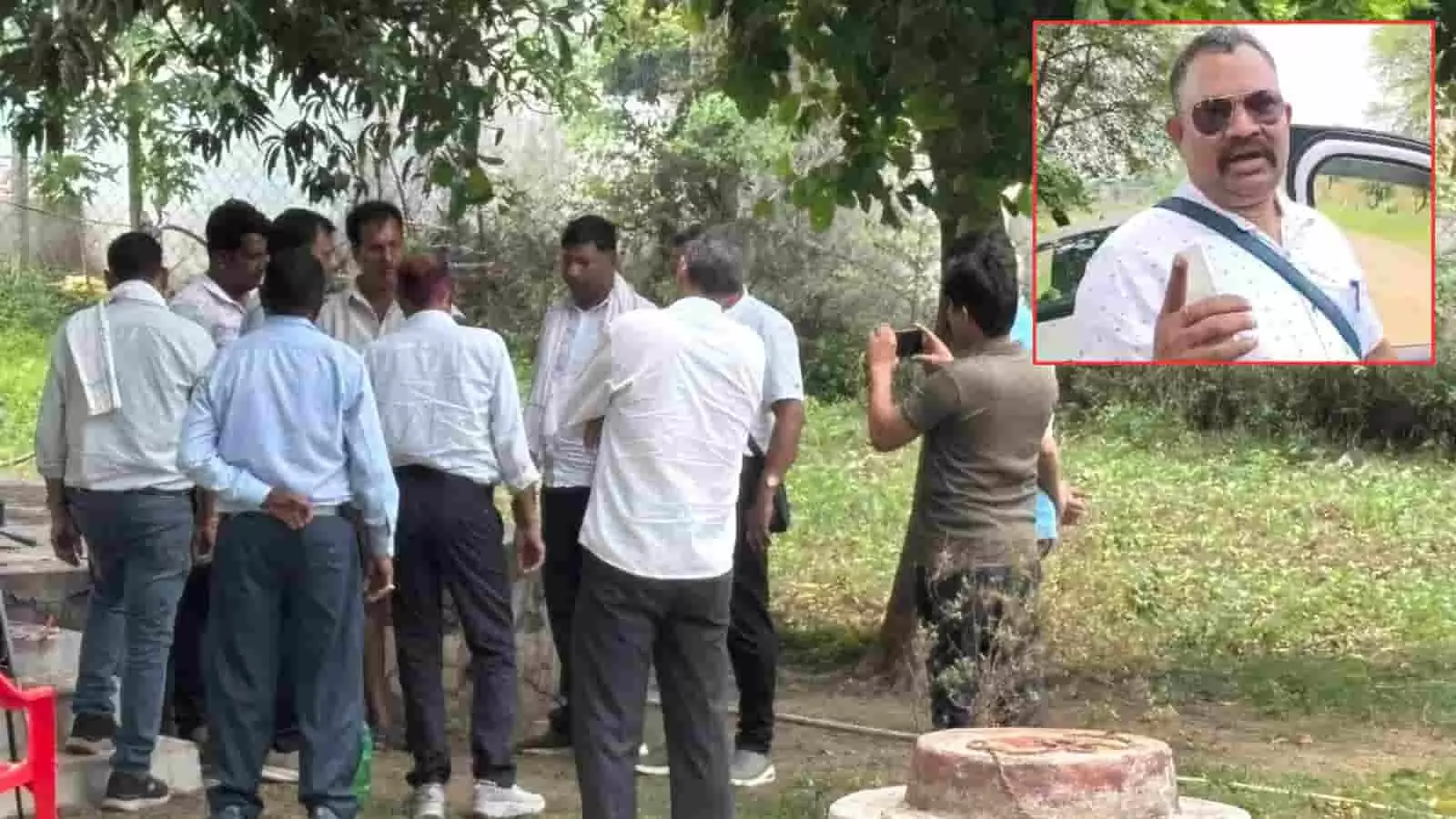 रीवा लोकायुक्त पुलिस टीम सिंगरौली में वन विभाग के कर्मचारी के पास मौजूद है। रीवा लोकायुक्त पुलिस टीम सिंगरौली में वन विभाग के कर्मचारी के पास मौजूद है।