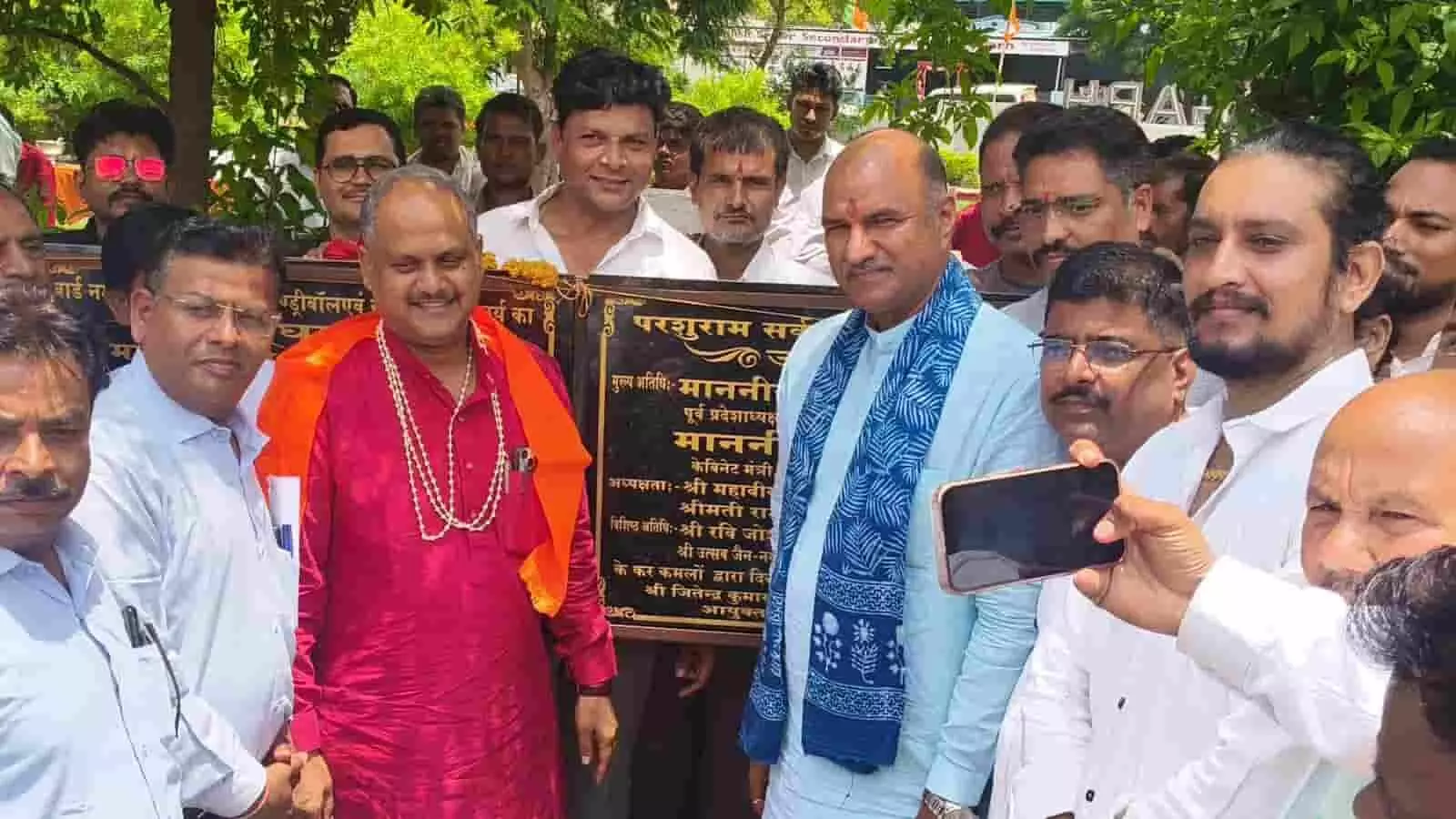 उद्घाटन समारोह में राजस्व मंत्री हेमंत मीणा और सांसद सी.पी. जोशी मौजूद हैं। उद्घाटन समारोह में राजस्व मंत्री हेमंत मीणा और सांसद सी.पी. जोशी मौजूद हैं।