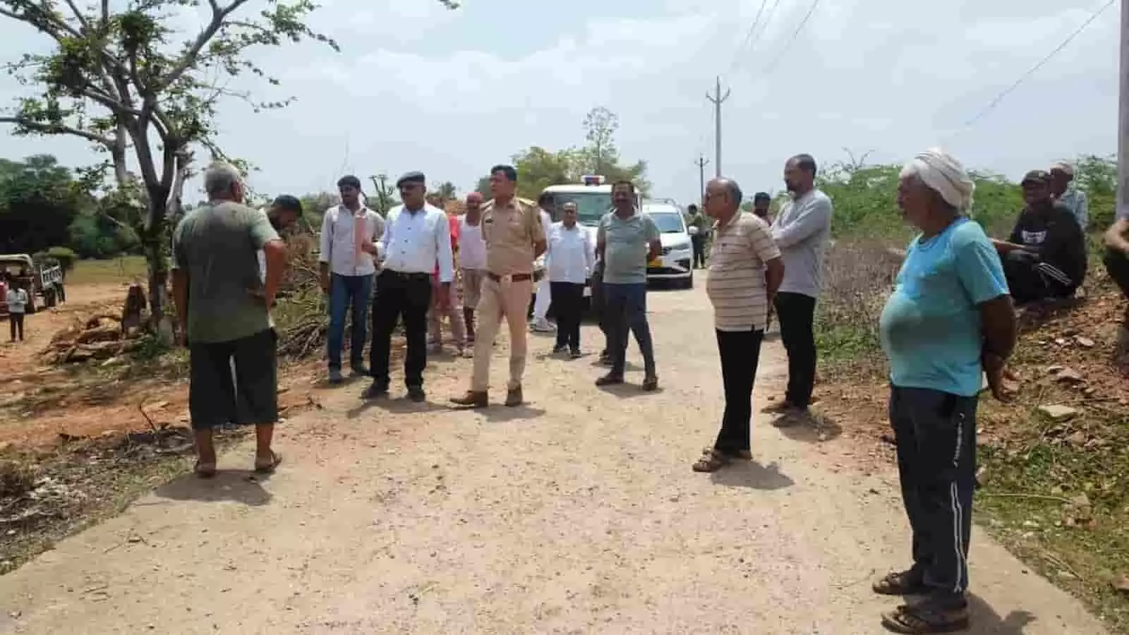 तस्वीर में सड़क पर अतिक्रमण हटाने की कार्रवाई के दौरान पुलिस और प्रशासनिक अधिकारी ग्रामीणों के साथ खड़े दिख रहे हैं। तस्वीर में सड़क पर अतिक्रमण हटाने की कार्रवाई के दौरान पुलिस और प्रशासनिक अधिकारी ग्रामीणों के साथ खड़े दिख रहे हैं।