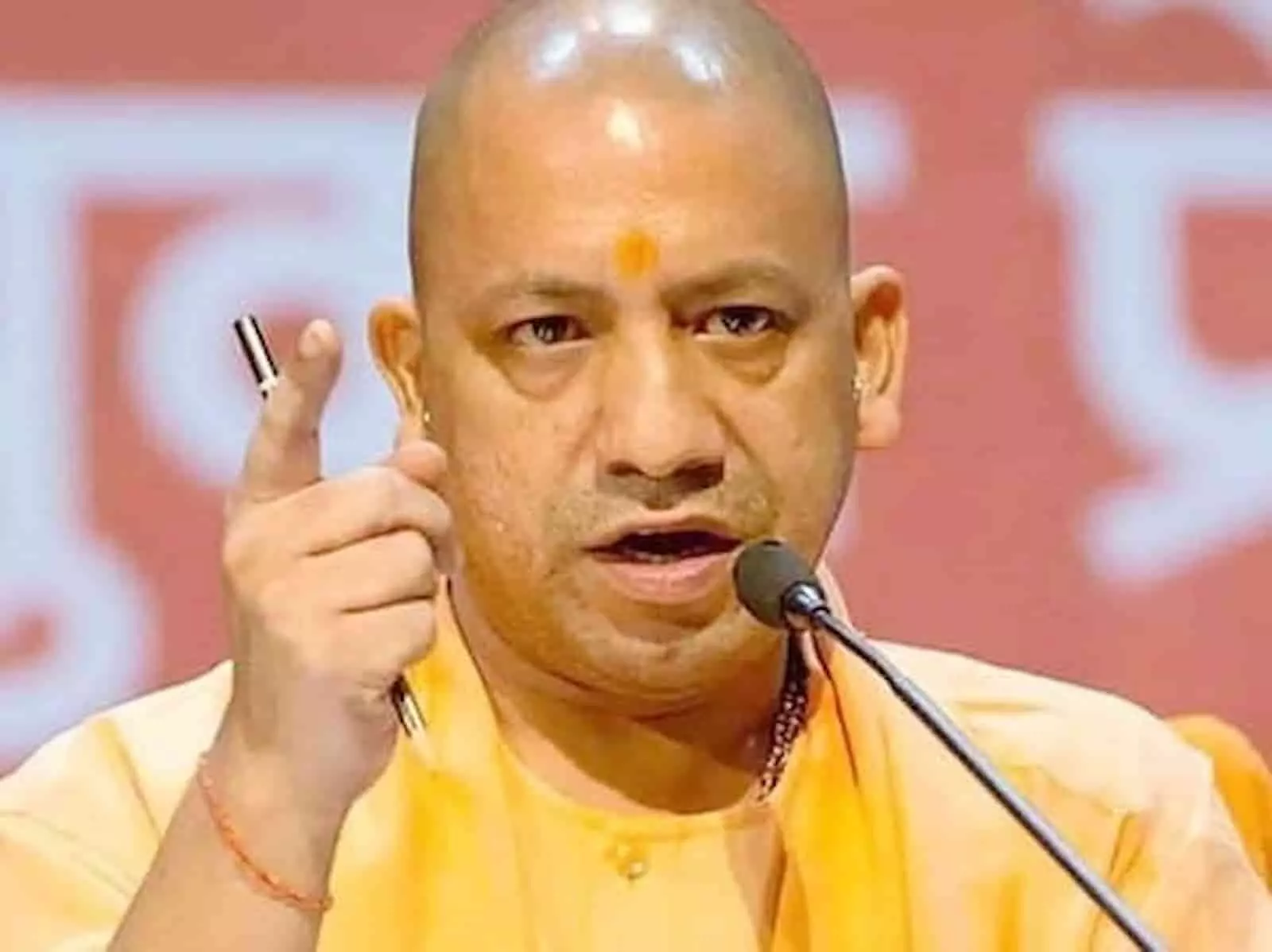 मुख्यमंत्री योगी आदित्यनाथ एक कार्यक्रम के दौरान मंच पर बोलते हुए नजर आ रहे हैं। मुख्यमंत्री योगी आदित्यनाथ एक कार्यक्रम के दौरान मंच पर बोलते हुए नजर आ रहे हैं।