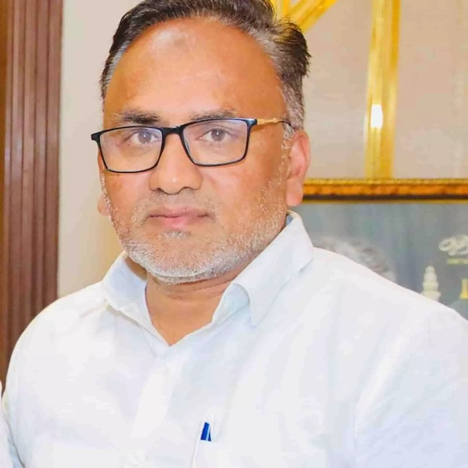 तस्वीर में दिख रहे फिरोज़ खान अब्बासी चश्मा पहने हुए सीधे देख रहे हैं। तस्वीर में दिख रहे फिरोज़ खान अब्बासी चश्मा पहने हुए सीधे देख रहे हैं।
