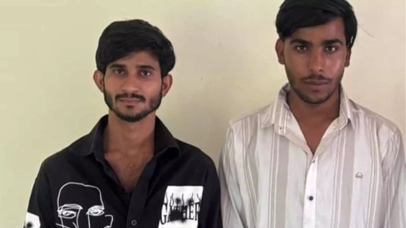 सवाई माधोपुर में पुलिस हिरासत के दौरान सादे कपड़ों में खड़े ठगी के दो आरोपी। सवाई माधोपुर में पुलिस हिरासत के दौरान सादे कपड़ों में खड़े ठगी के दो आरोपी।