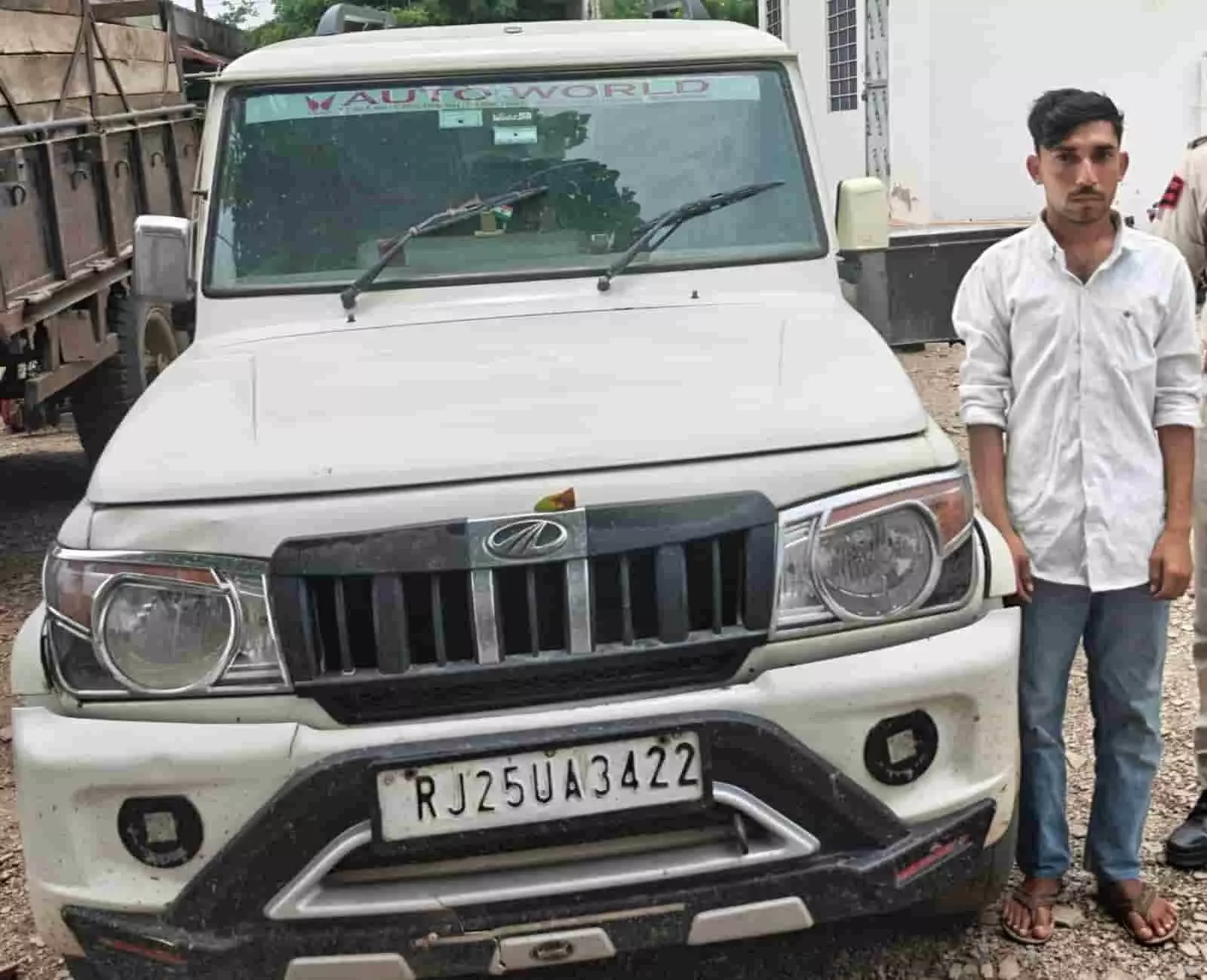 तस्वीर में खण्डार थाना परिसर के बाहर जब्त बोलेरो गाड़ी के पास खड़ा आरोपी मनखुश गुर्जर दिख रहा है। तस्वीर में खण्डार थाना परिसर के बाहर जब्त बोलेरो गाड़ी के पास खड़ा आरोपी मनखुश गुर्जर दिख रहा है।