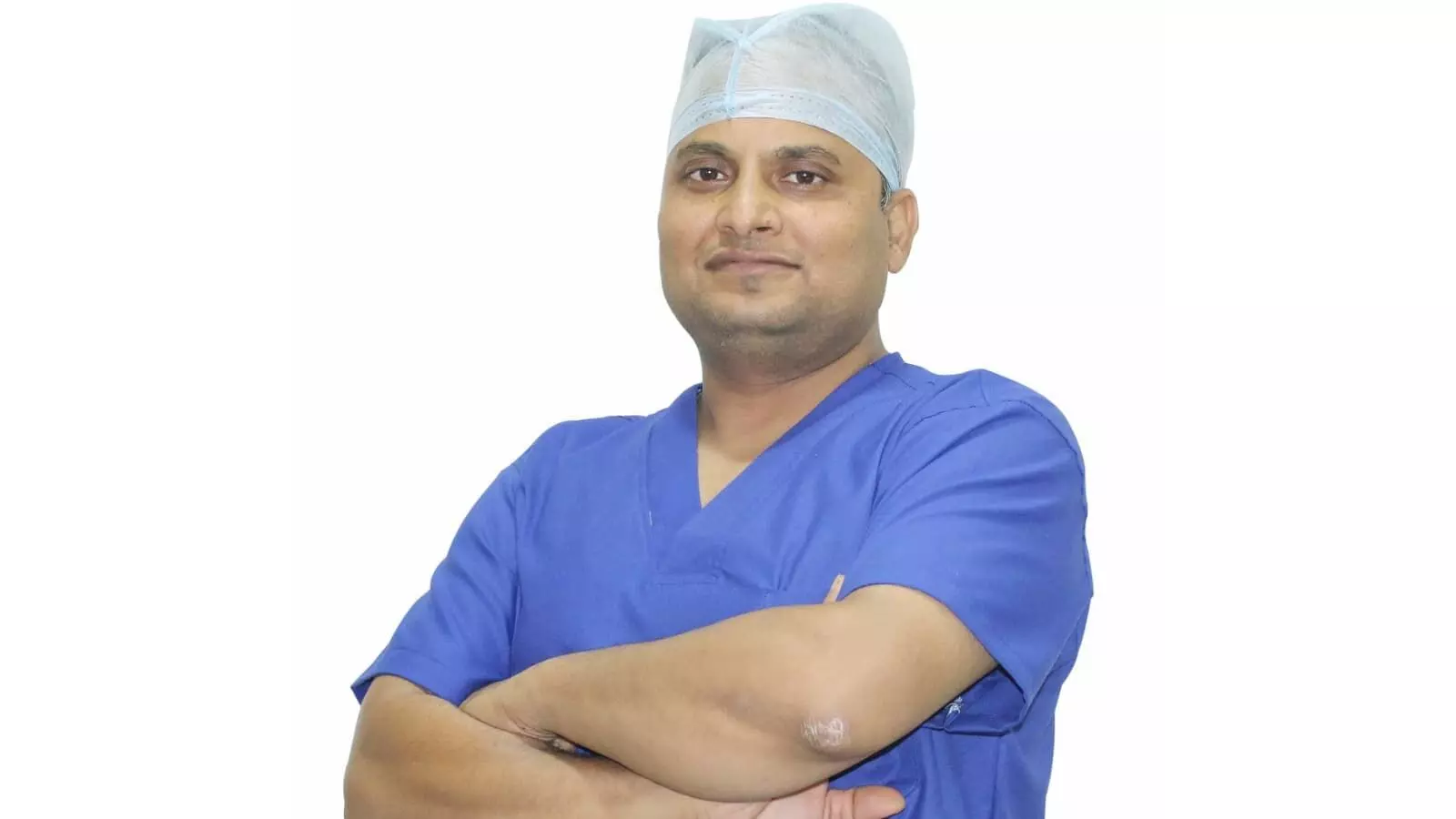 सर्जिकल ड्रेस पहने और हाथ बांधे खड़े न्यूरो सर्जन डॉ. योगेश गुप्ता की तस्वीर सर्जिकल ड्रेस पहने और हाथ बांधे खड़े न्यूरो सर्जन डॉ. योगेश गुप्ता की तस्वीर
