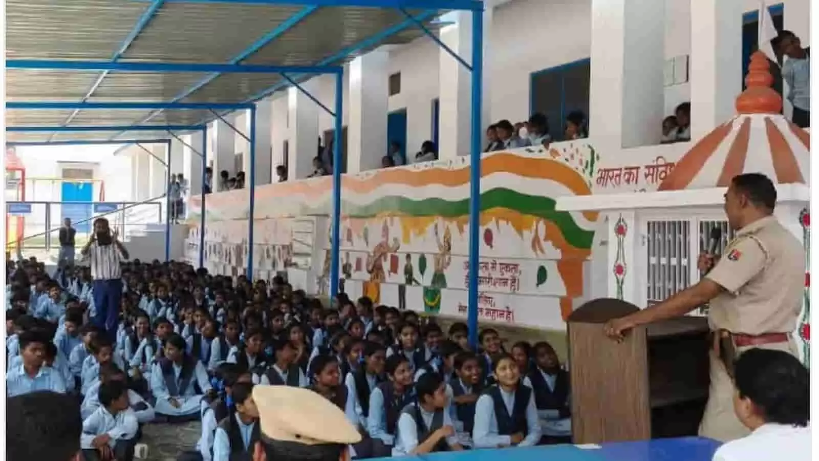 विद्यालय परिसर में विद्यार्थियों को संबोधित करते पुलिस थाना प्रभारी राम सिंह चूंडावत। विद्यालय परिसर में विद्यार्थियों को संबोधित करते पुलिस थाना प्रभारी राम सिंह चूंडावत।
