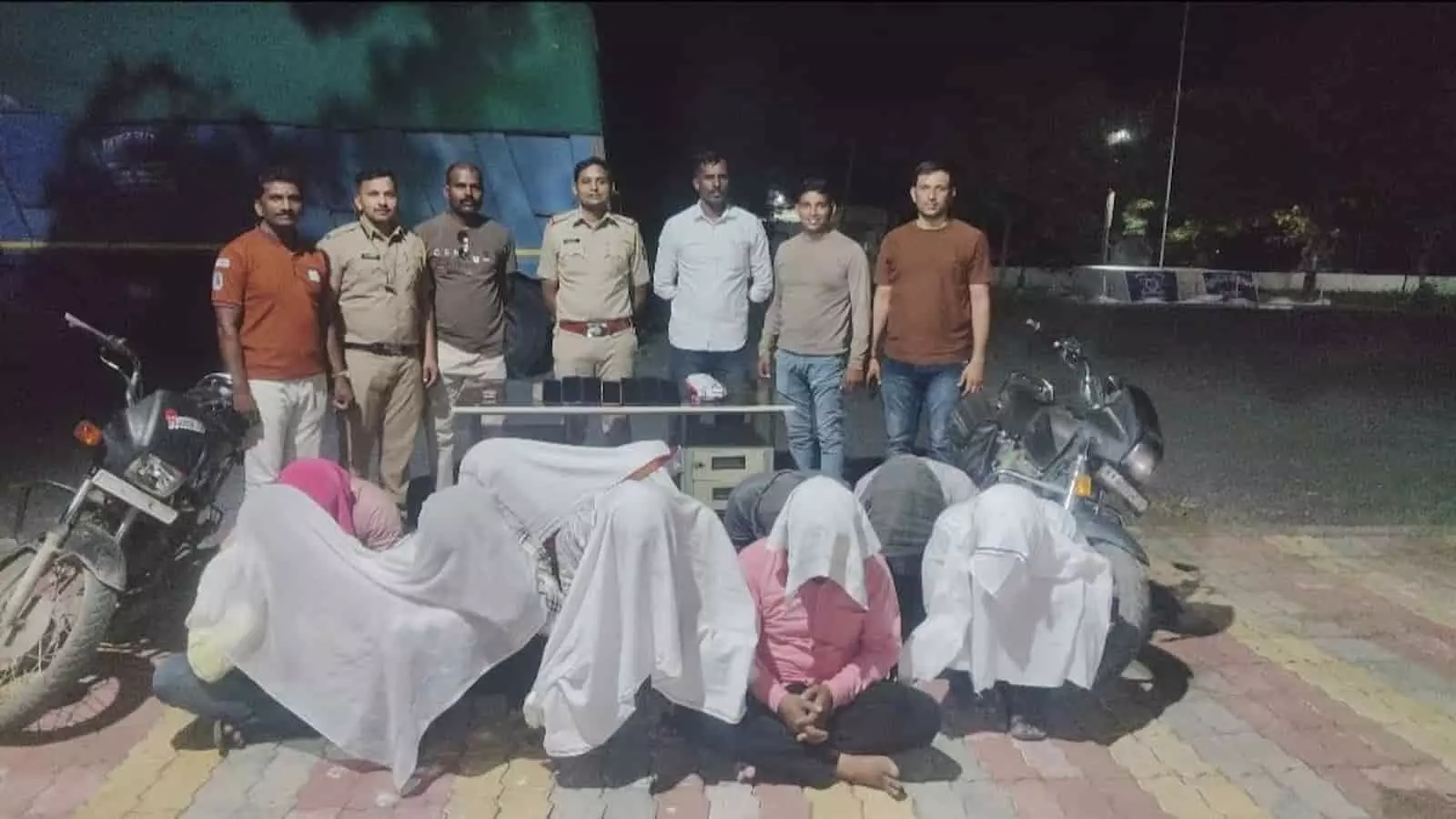 पुलिस अधिकारियों के सामने हिरासत में लिए गए दस आरोपी और जब्त सामग्री। पुलिस अधिकारियों के सामने हिरासत में लिए गए दस आरोपी और जब्त सामग्री।