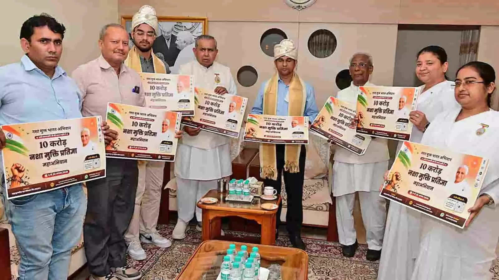 शांतिवन में ब्रह्माकुमारीज पदाधिकारियों के साथ नशामुक्त भारत अभियान का पोस्टर पकड़े त्रिपुरा के मंत्री सुधांगसु दास। शांतिवन में ब्रह्माकुमारीज पदाधिकारियों के साथ नशामुक्त भारत अभियान का पोस्टर पकड़े त्रिपुरा के मंत्री सुधांगसु दास।