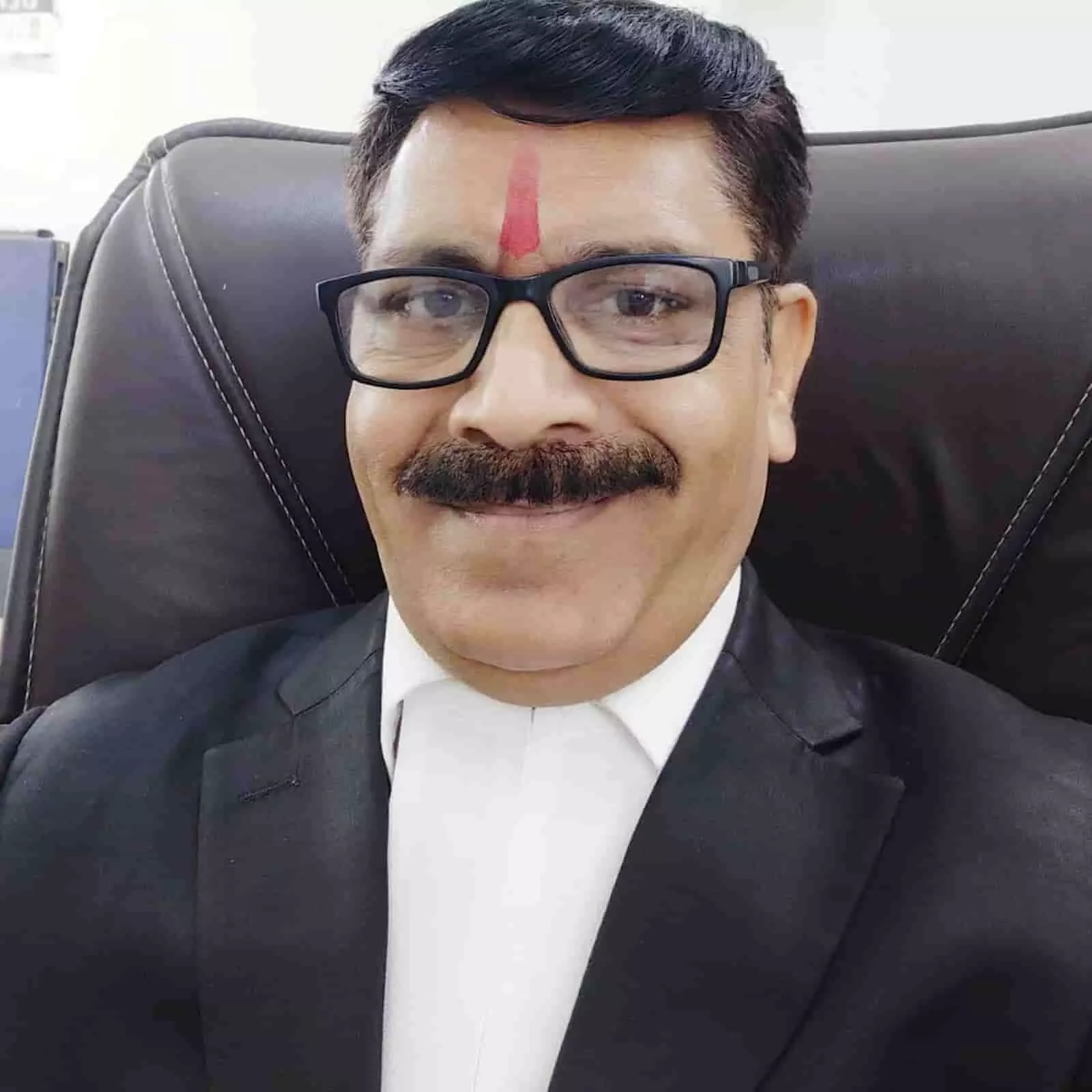 अधिवक्ता की पोशाक में राजेंद्र सिंह तोमर कुर्सी पर बैठे हुए विधि सलाहकार के रूप में। अधिवक्ता की पोशाक में राजेंद्र सिंह तोमर कुर्सी पर बैठे हुए विधि सलाहकार के रूप में।