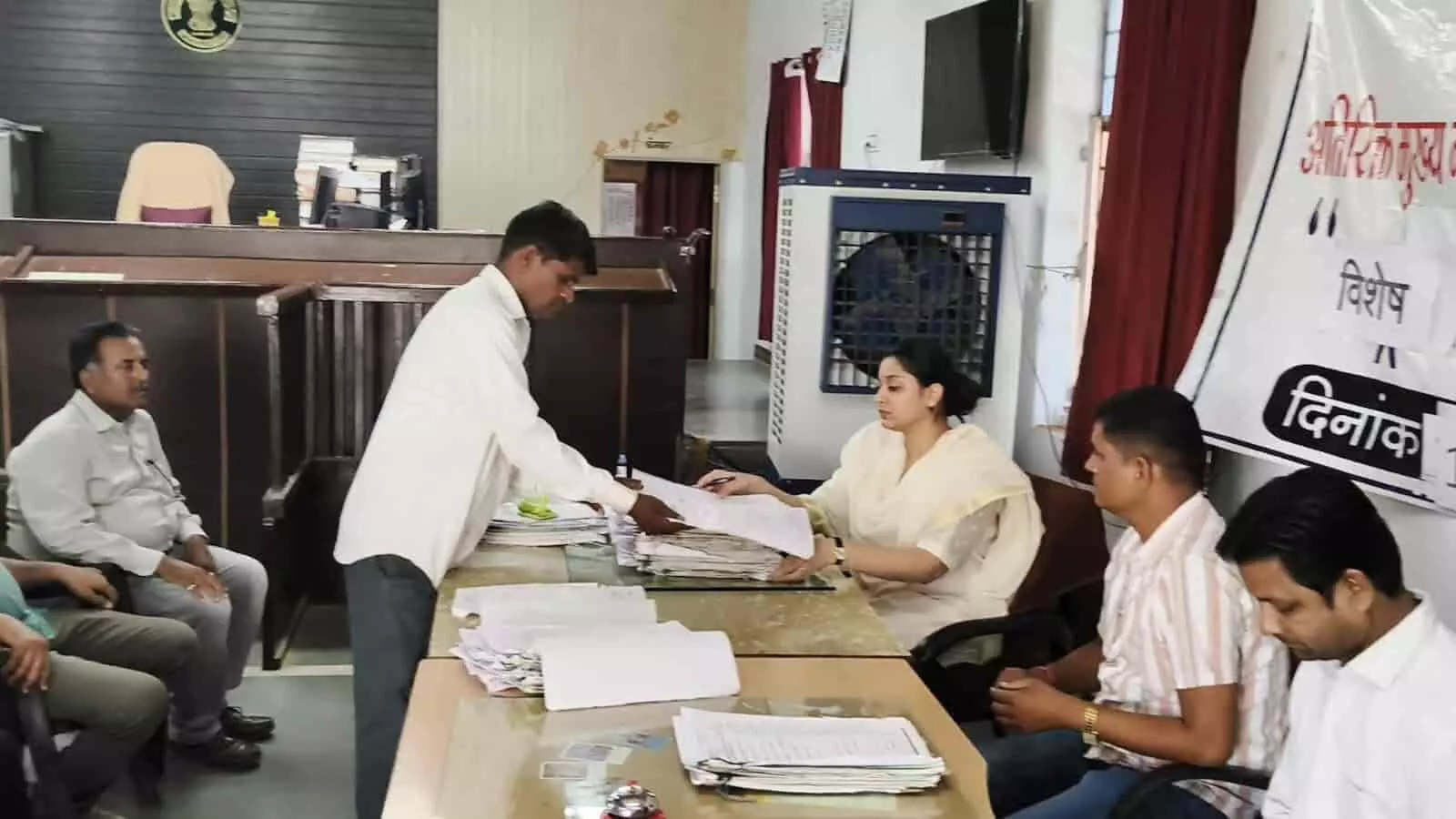 अरनोद न्यायालय में विशेष लोक अदालत के दौरान पीठासीन अधिकारी और कर्मचारी फाइलों की जांच करते हुए।