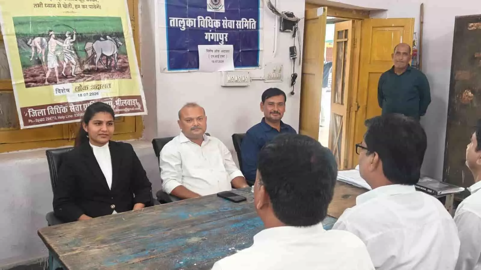 गंगापुर में विशेष लोक अदालत के दौरान अधिकारी और अधिवक्ता मामलों की सुनवाई कर रहे हैं। गंगापुर में विशेष लोक अदालत के दौरान अधिकारी और अधिवक्ता मामलों की सुनवाई कर रहे हैं।