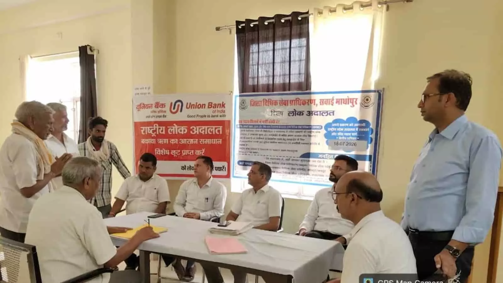 तस्वीर में राशमी में भूख हड़ताल के बैनर तले बैठे कांग्रेस कार्यकर्ता दिखाई दे रहे हैं।