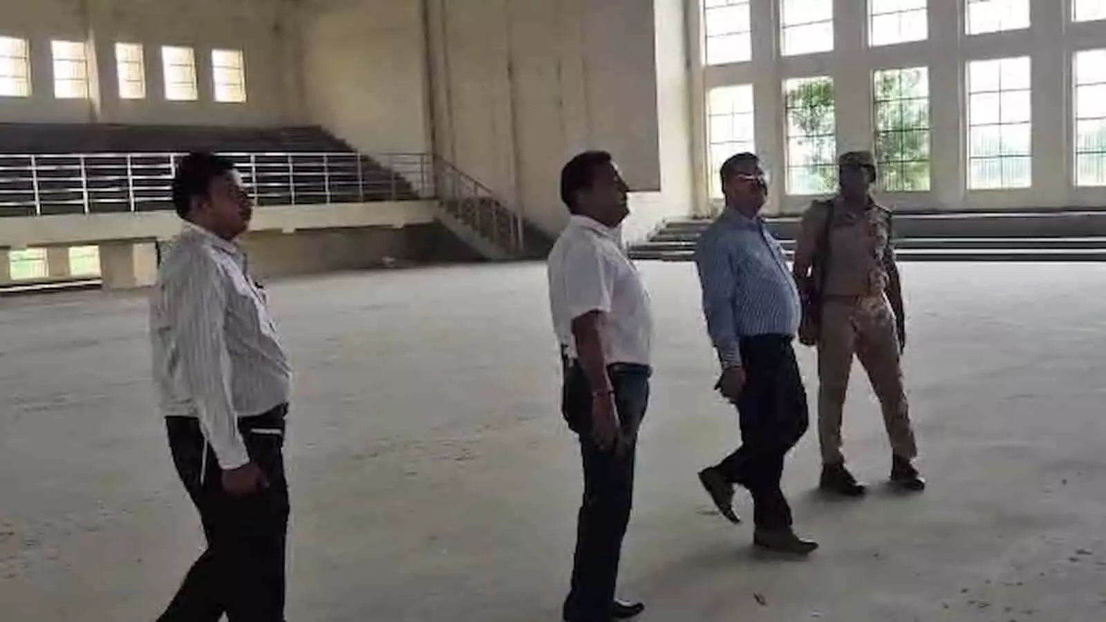 तस्वीर में अधिकारी अलीगंज स्थित स्टेडियम के भीतरी हिस्से का निरीक्षण कर रहे हैं। तस्वीर में अधिकारी अलीगंज स्थित स्टेडियम के भीतरी हिस्से का निरीक्षण कर रहे हैं।