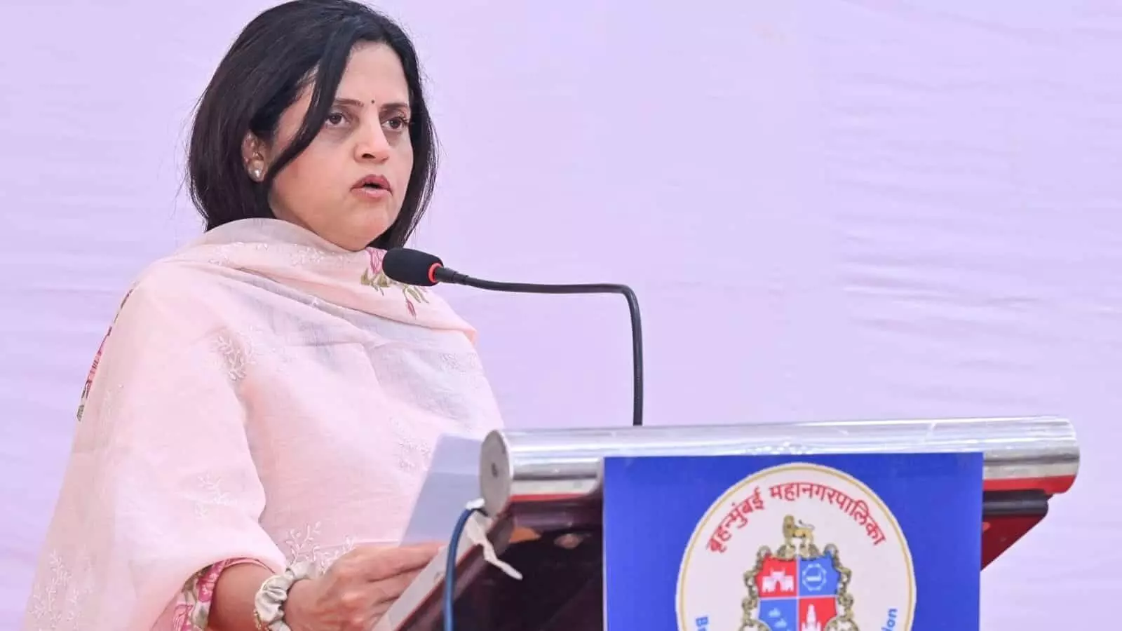 बीएमसी आयुक्त अश्विनी भिडे मंच पर खड़े होकर संबोधित कर रही हैं। बीएमसी आयुक्त अश्विनी भिडे मंच पर खड़े होकर संबोधित कर रही हैं।