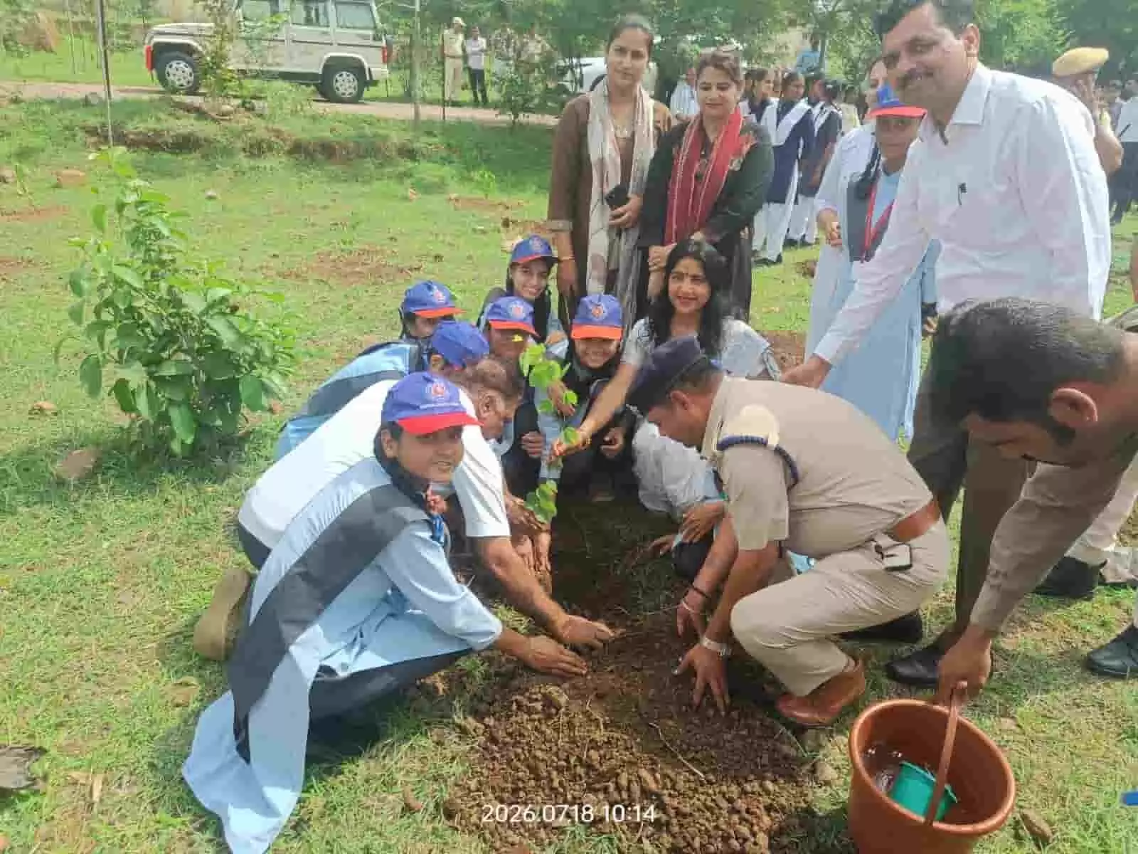 प्रतापगढ़ जनजातीय छात्रावास में न्यायपालिका ने रोपे 100 से अधिक पौधे, लिया संरक्षण का संकल्प