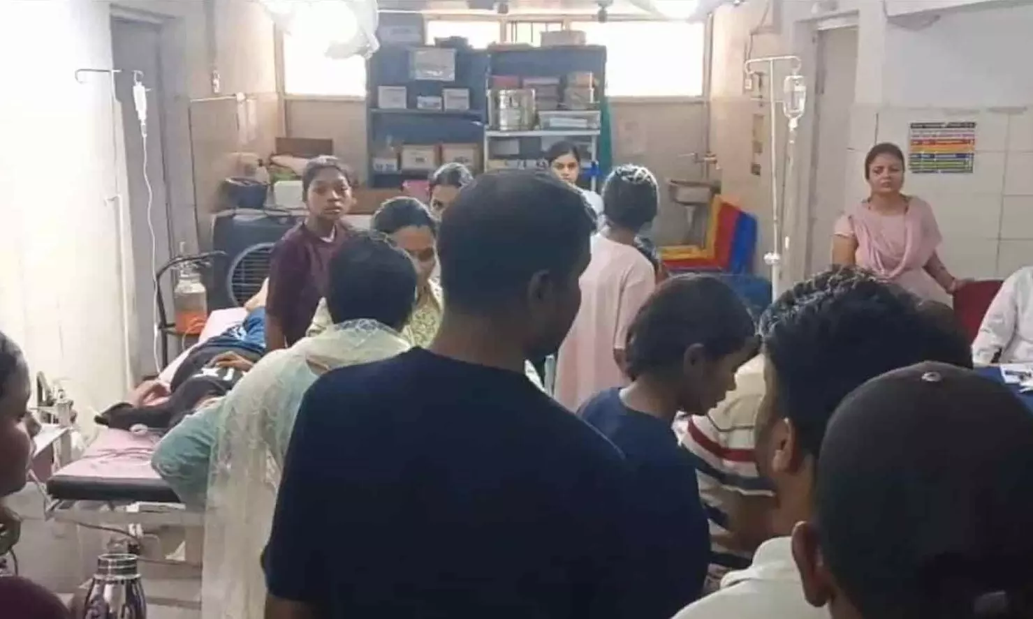 जिला अस्पताल के वार्ड में भर्ती छात्राएं और उपचार के दौरान मौजूद अस्पताल का स्टाफ। जिला अस्पताल के वार्ड में भर्ती छात्राएं और उपचार के दौरान मौजूद अस्पताल का स्टाफ।
