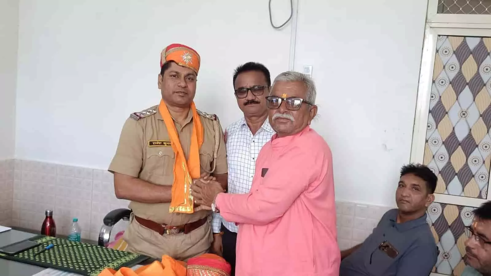 खेरवाड़ा के पहाड़ा थाने में थाना प्रभारी राजेश मीणा का स्वागत करते भाजपा कार्यकर्ता।