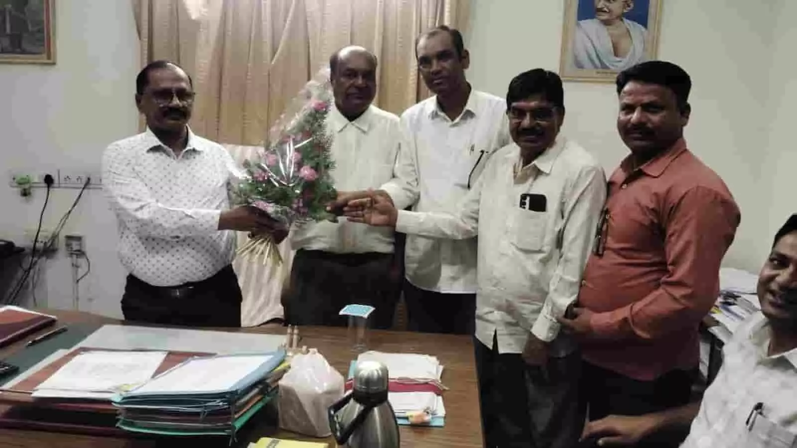 जिला रसद अधिकारी को गुलदस्ता भेंट करते हुए राशन डीलर एसोसिएशन के सदस्य। जिला रसद अधिकारी को गुलदस्ता भेंट करते हुए राशन डीलर एसोसिएशन के सदस्य।
