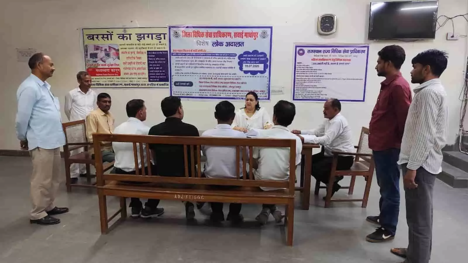 सवाई माधोपुर की विशेष लोक अदालत में न्यायिक अधिकारी के साथ बैठे लोग। सवाई माधोपुर की विशेष लोक अदालत में न्यायिक अधिकारी के साथ बैठे लोग।