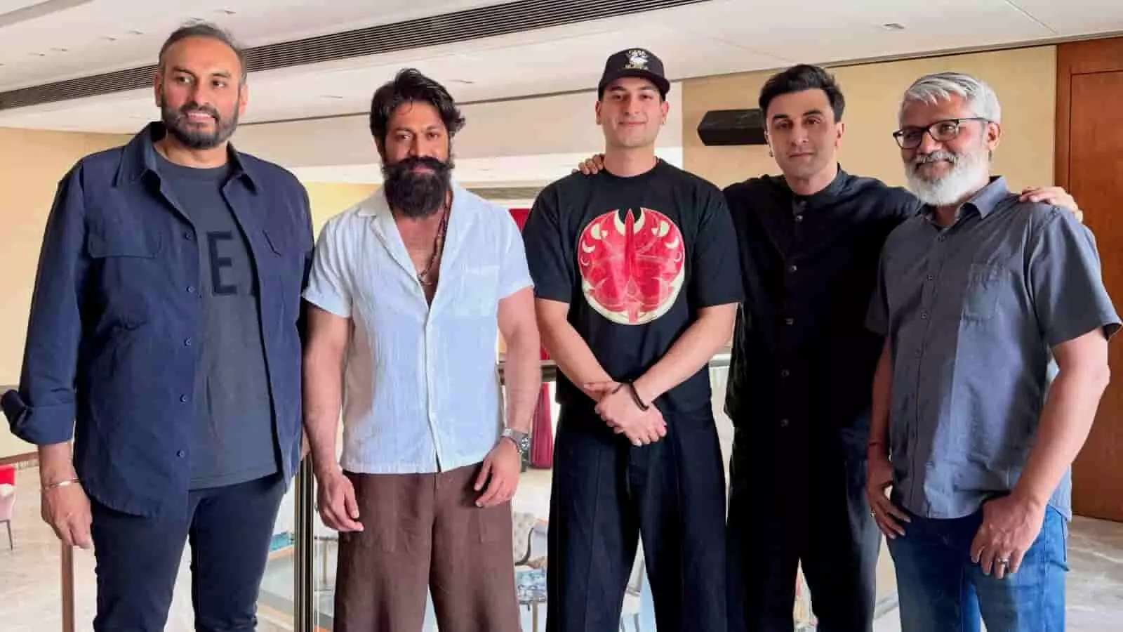रामायण फिल्म की टीम संगीतकार ऋषभ शर्मा के साथ इनडोर लोकेशन पर खड़ी होकर पोज दे रही है। रामायण फिल्म की टीम संगीतकार ऋषभ शर्मा के साथ इनडोर लोकेशन पर खड़ी होकर पोज दे रही है।