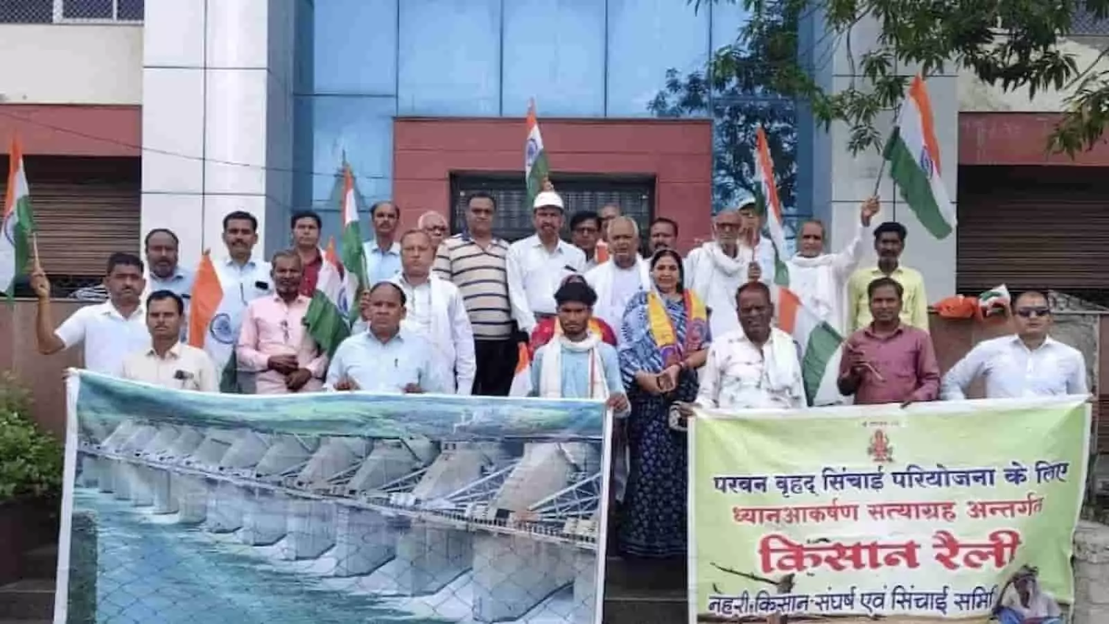 परवन परियोजना की धीमी गति के विरोध में बारां में एकत्र किसान। परवन परियोजना की धीमी गति के विरोध में बारां में एकत्र किसान।