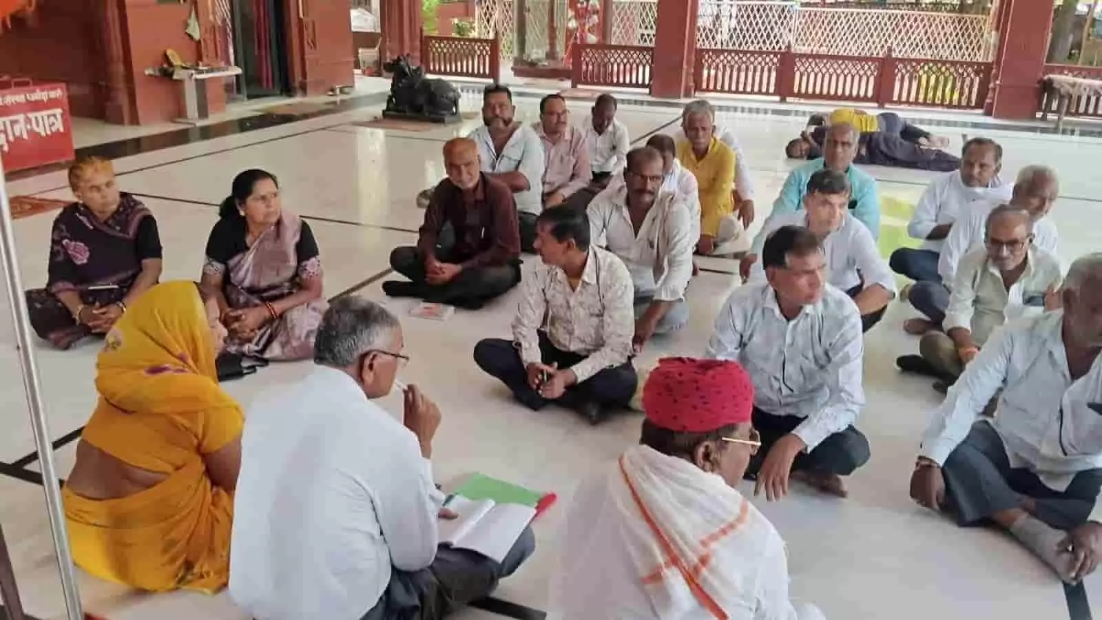 बारां के शिव गणेश मंदिर में भारतीय किसान संघ की बैठक में बैठे पदाधिकारी और सदस्य। बारां के शिव गणेश मंदिर में भारतीय किसान संघ की बैठक में बैठे पदाधिकारी और सदस्य।