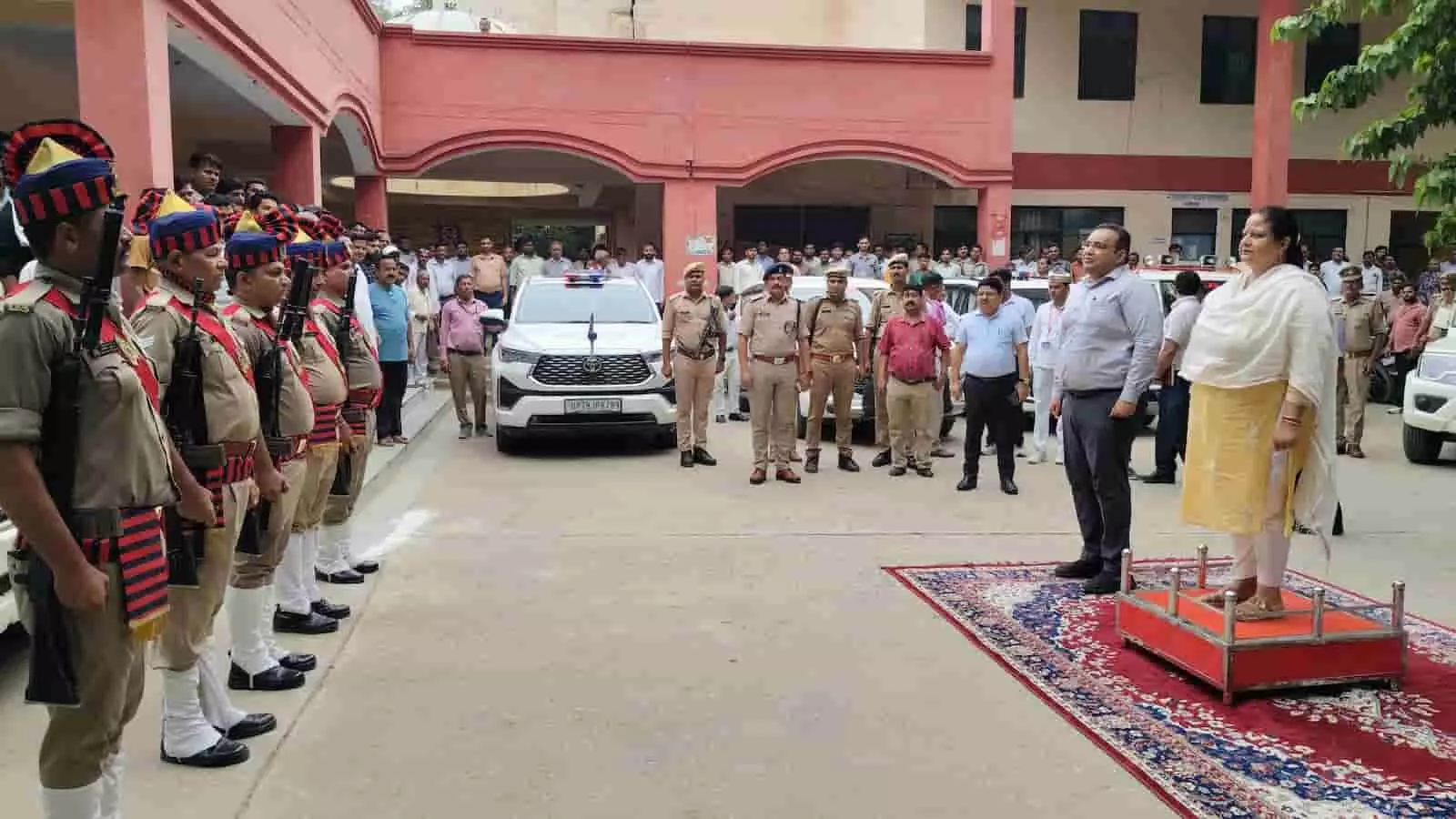 तस्वीर में मंडलायुक्त संगीता सिंह और जिलाधिकारी प्रणय सिंह सहावर समाधान दिवस में लोगों की शिकायतें सुनते हुए। तस्वीर में मंडलायुक्त संगीता सिंह और जिलाधिकारी प्रणय सिंह सहावर समाधान दिवस में लोगों की शिकायतें सुनते हुए।