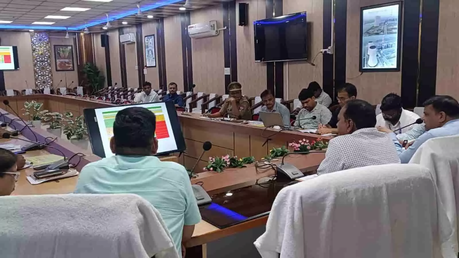 भवन के सभागार में अधिकारियों के साथ आर्थिक विकास समीक्षा बैठक की अध्यक्षता करते मुख्य विकास अधिकारी।