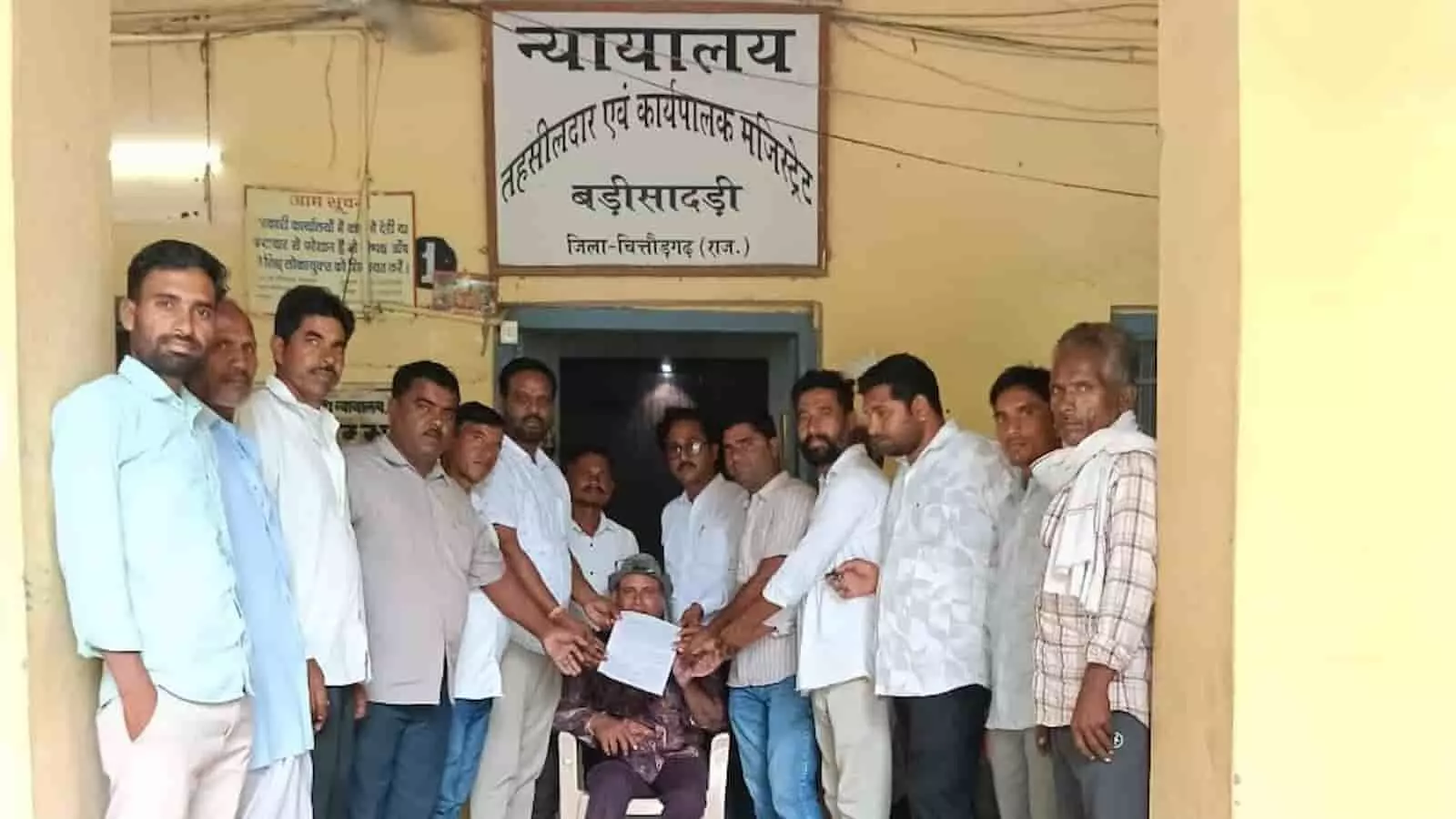 तहसील कार्यालय के बाहर ज्ञापन देते स्थानीय ग्रामीण और संघर्ष समिति के सदस्य। तहसील कार्यालय के बाहर ज्ञापन देते स्थानीय ग्रामीण और संघर्ष समिति के सदस्य।