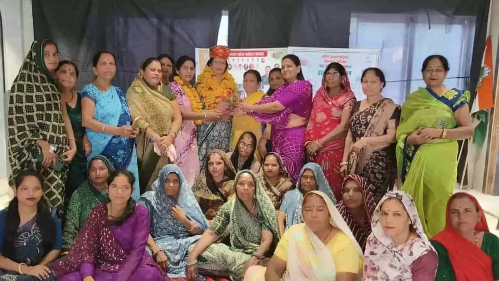 बारां में महिला कांग्रेस की बैठक में प्रदेश प्रभारी का स्वागत करतीं महिला पदाधिकारी। बारां में महिला कांग्रेस की बैठक में प्रदेश प्रभारी का स्वागत करतीं महिला पदाधिकारी।