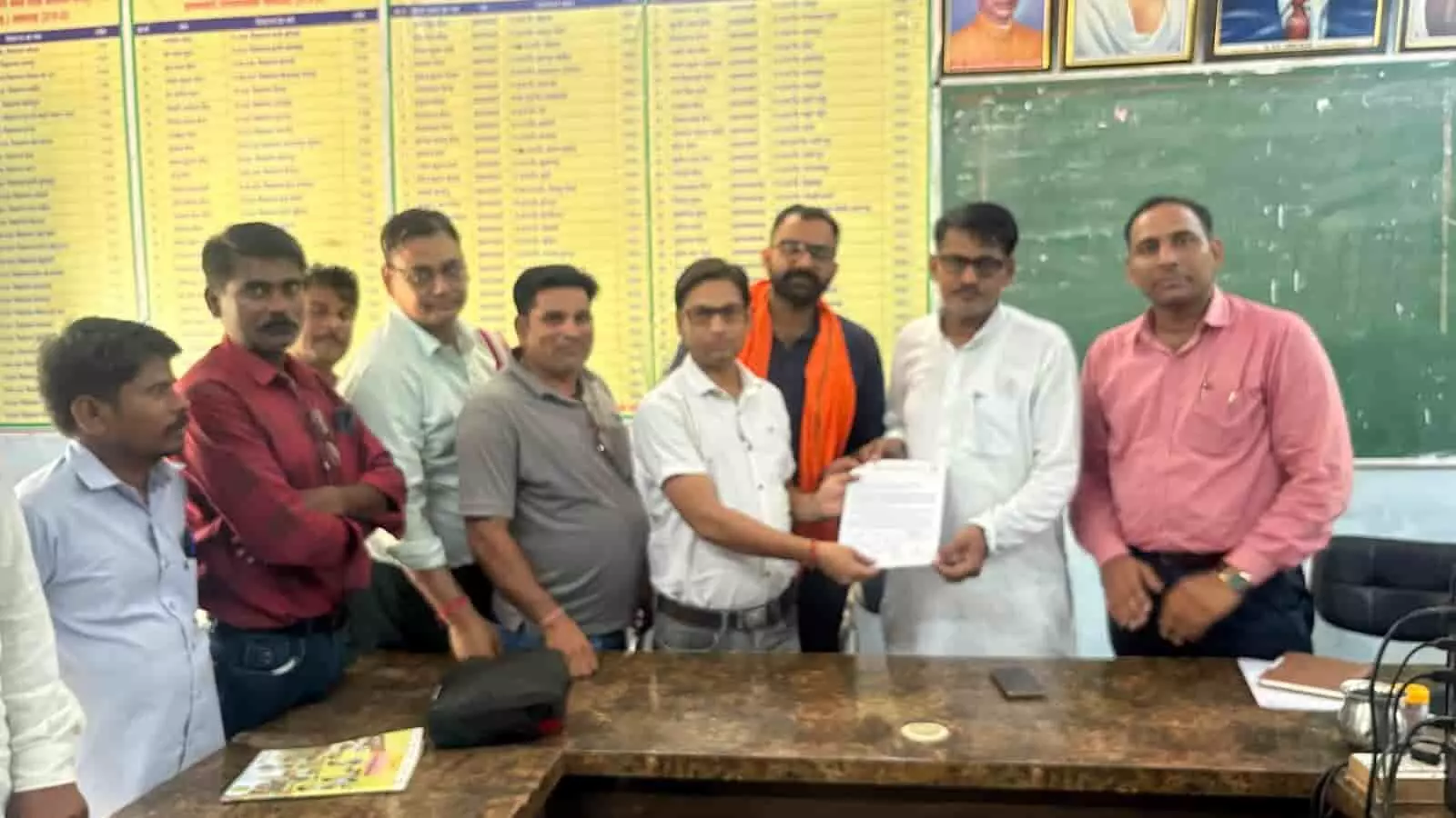 निजी स्कूल प्रतिनिधि अतिरिक्त ब्लॉक शिक्षा अधिकारी को ज्ञापन सौंपते हुए। निजी स्कूल प्रतिनिधि अतिरिक्त ब्लॉक शिक्षा अधिकारी को ज्ञापन सौंपते हुए।