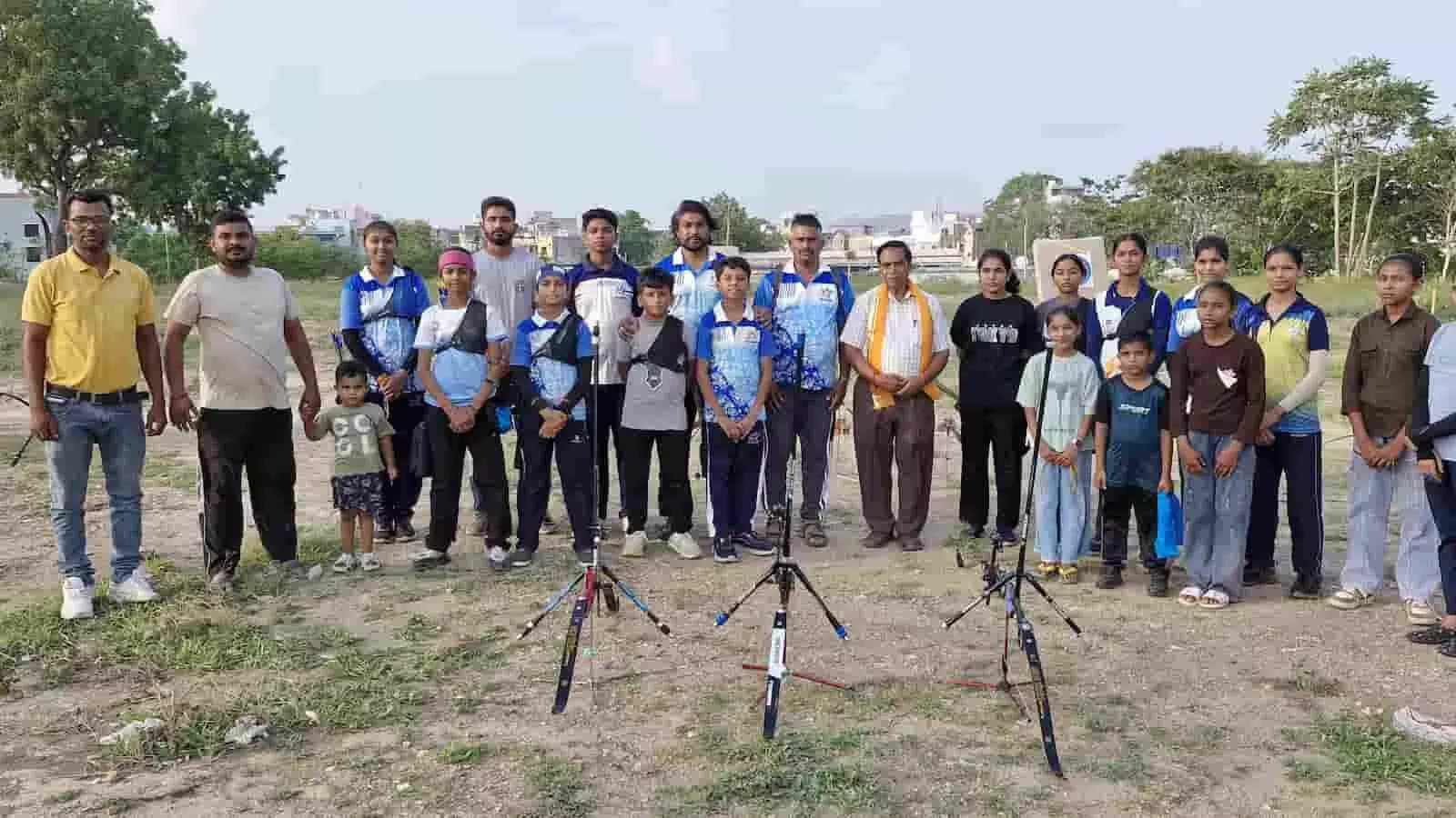खेरवाड़ा में श्री एनएस आर्चरी एकेडमी के खिलाड़ी और प्रशिक्षक नए अभ्यास टार्गेट के साथ खड़े हैं। खेरवाड़ा में श्री एनएस आर्चरी एकेडमी के खिलाड़ी और प्रशिक्षक नए अभ्यास टार्गेट के साथ खड़े हैं।