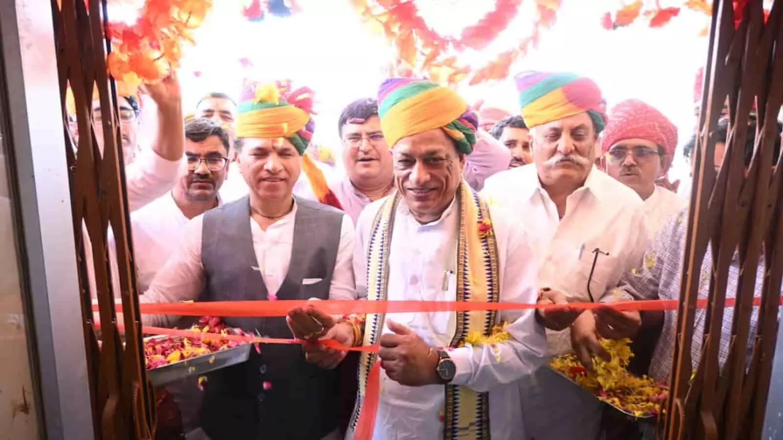 मंत्री जोराराम कुमावत गिड़ा में नवनिर्मित बीसीएमओ कार्यालय का उद्घाटन करते हुए। मंत्री जोराराम कुमावत गिड़ा में नवनिर्मित बीसीएमओ कार्यालय का उद्घाटन करते हुए।