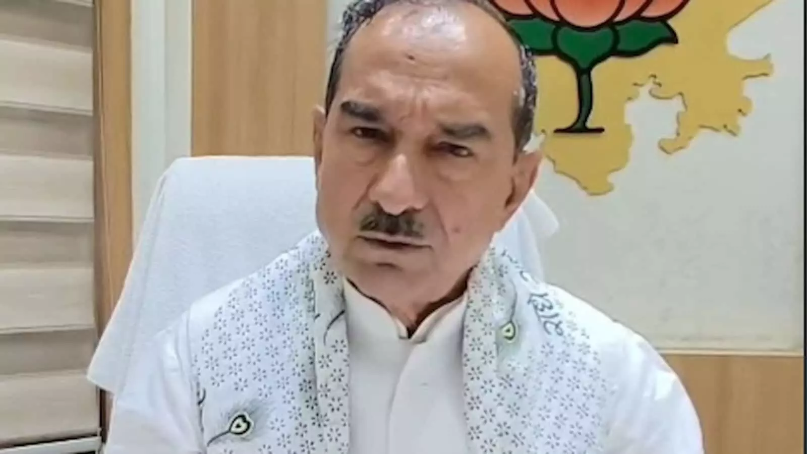मदन राठौड़ जयपुर में मीडिया से बातचीत करते हुए दिखाई दे रहे हैं। मदन राठौड़ जयपुर में मीडिया से बातचीत करते हुए दिखाई दे रहे हैं।