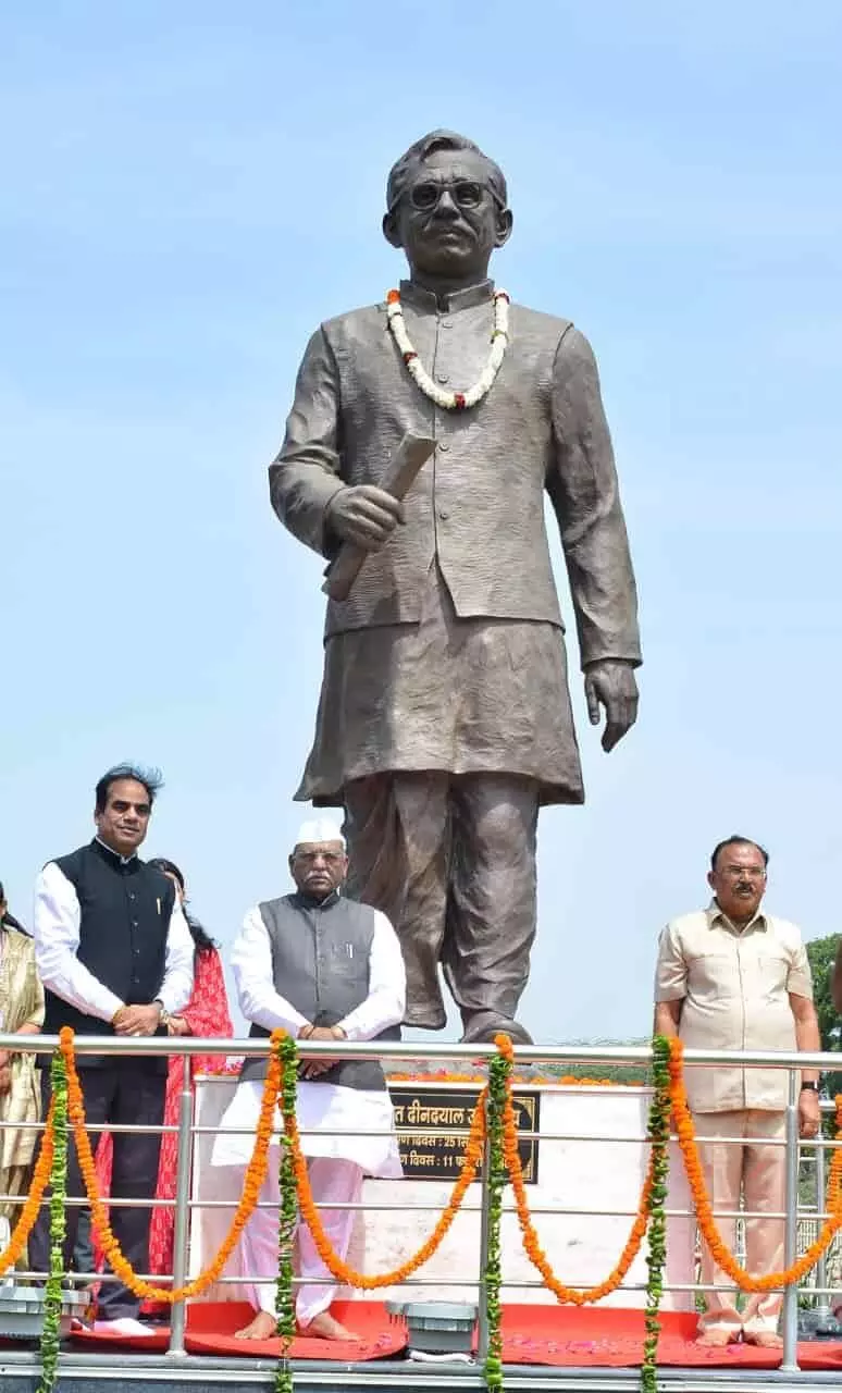 पंडित दीनदयाल उपाध्याय की प्रतिमा के पास राज्यपाल और अन्य गणमान्य व्यक्ति खड़े हैं। पंडित दीनदयाल उपाध्याय की प्रतिमा के पास राज्यपाल और अन्य गणमान्य व्यक्ति खड़े हैं।