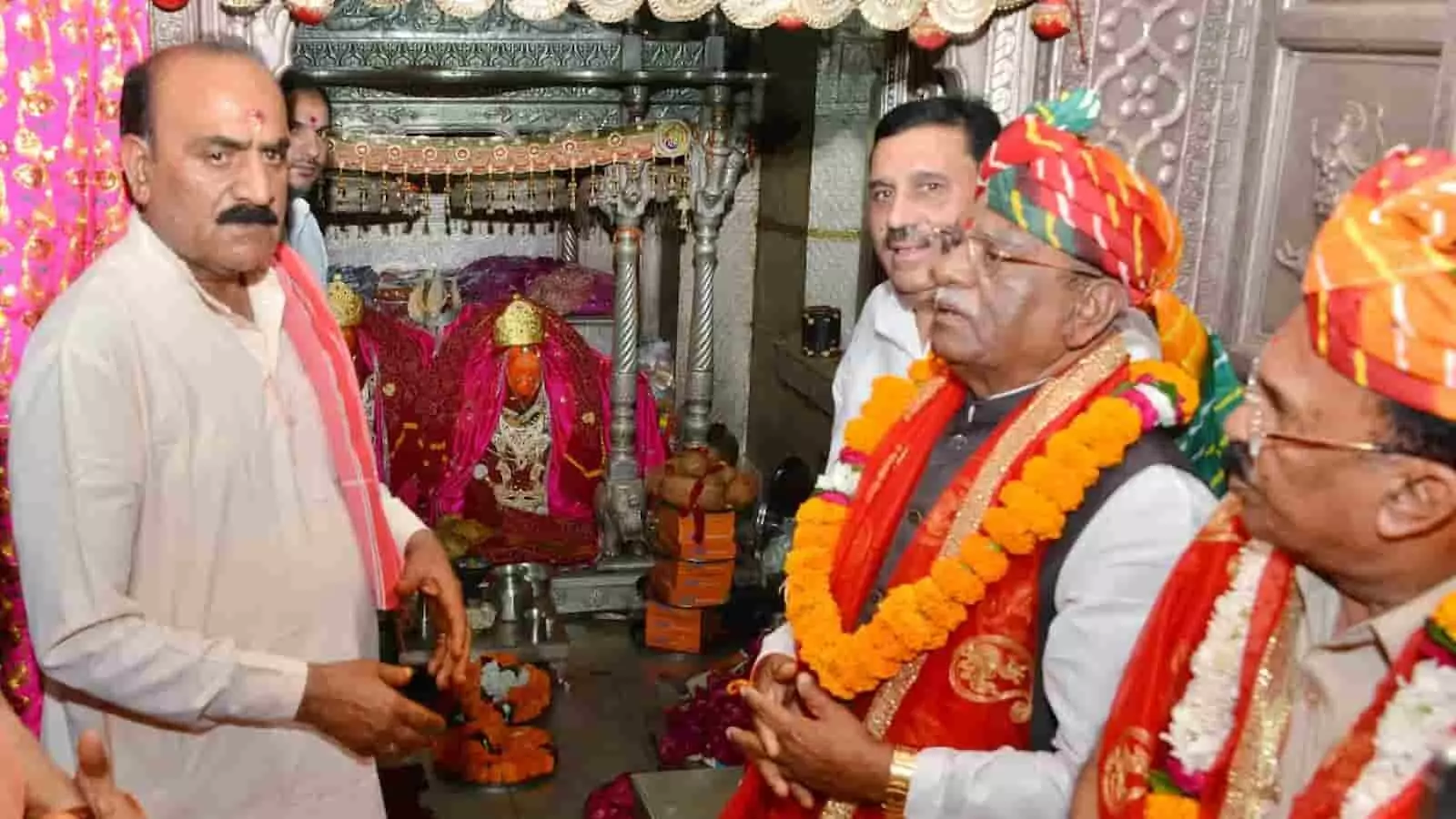 शाकम्बरी माता मंदिर में राज्यपाल और विधानसभा अध्यक्ष पूजा-अर्चना करते हुए नजर आ रहे हैं। शाकम्बरी माता मंदिर में राज्यपाल और विधानसभा अध्यक्ष पूजा-अर्चना करते हुए नजर आ रहे हैं।