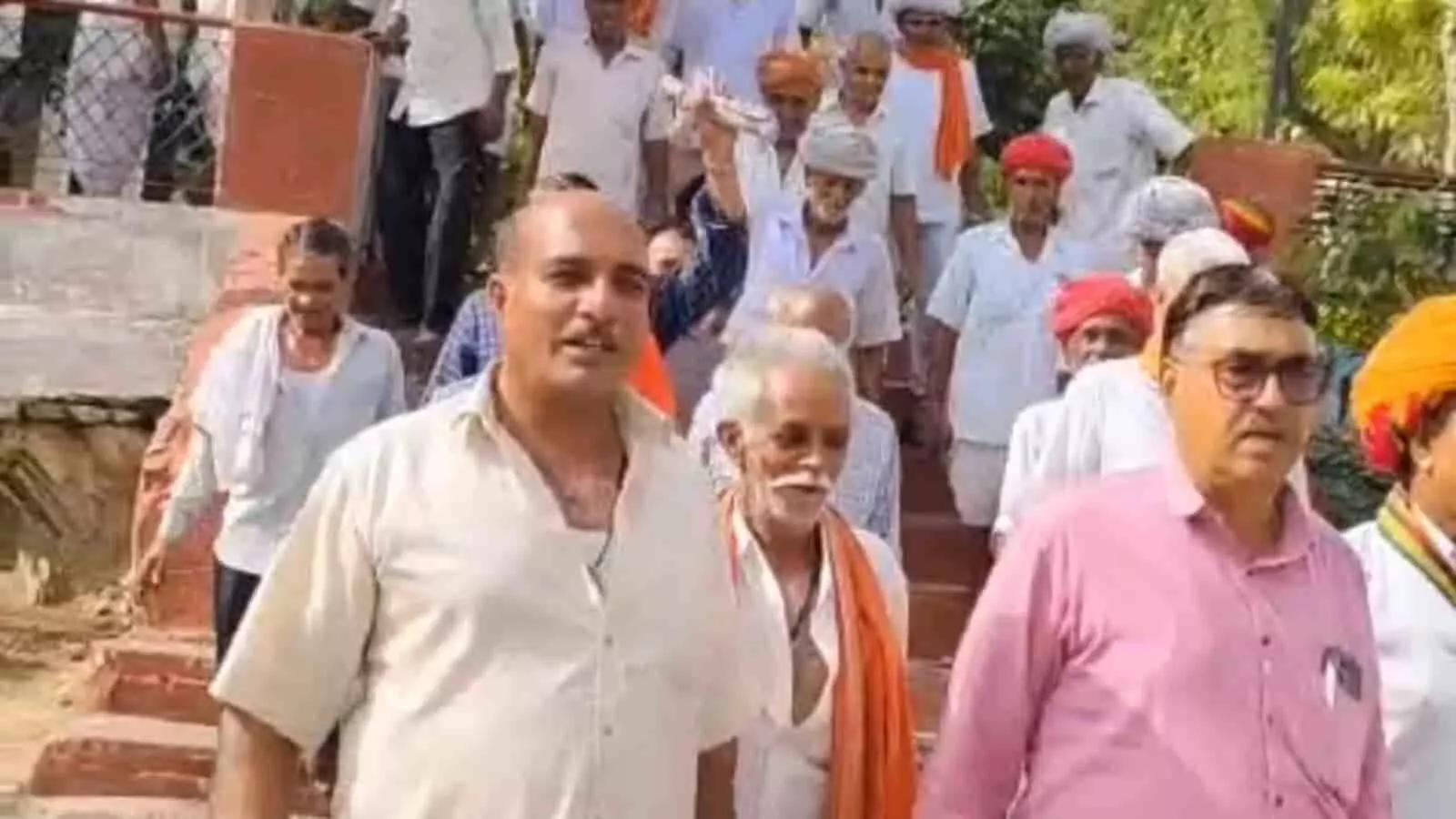 तस्वीर में खमनोर थाने में शिकायत देने पहुंचे ग्रामीणों का समूह सीढ़ियों से नीचे उतरता हुआ दिख रहा है। तस्वीर में खमनोर थाने में शिकायत देने पहुंचे ग्रामीणों का समूह सीढ़ियों से नीचे उतरता हुआ दिख रहा है।