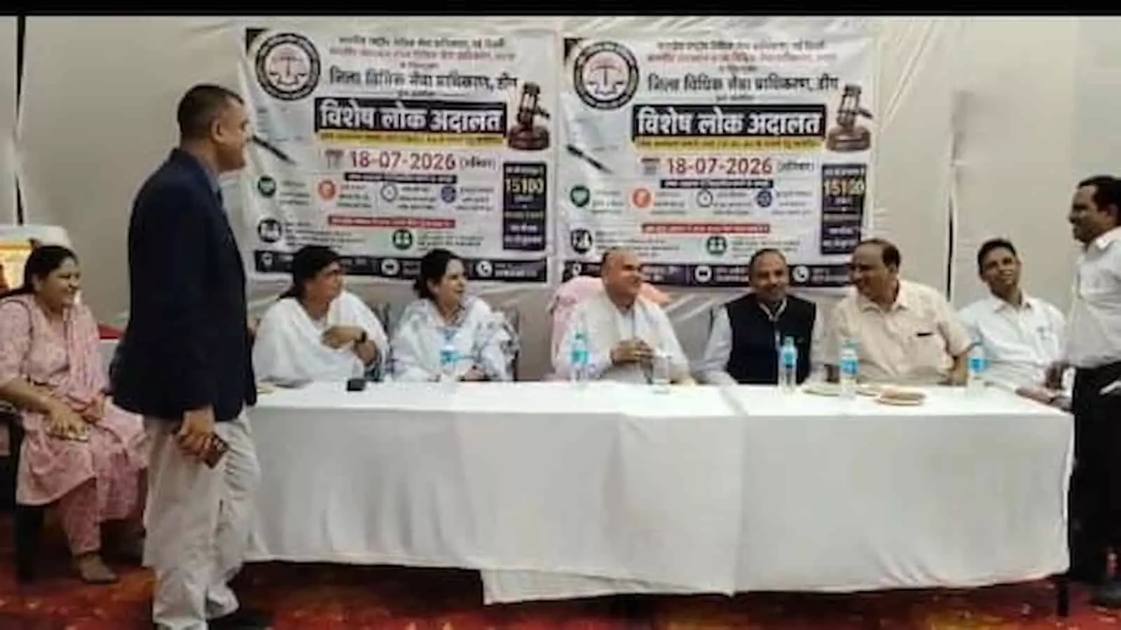 डीग में विशेष लोक अदालत के दौरान कार्यक्रम में बैठे हुए लोग। डीग में विशेष लोक अदालत के दौरान कार्यक्रम में बैठे हुए लोग।