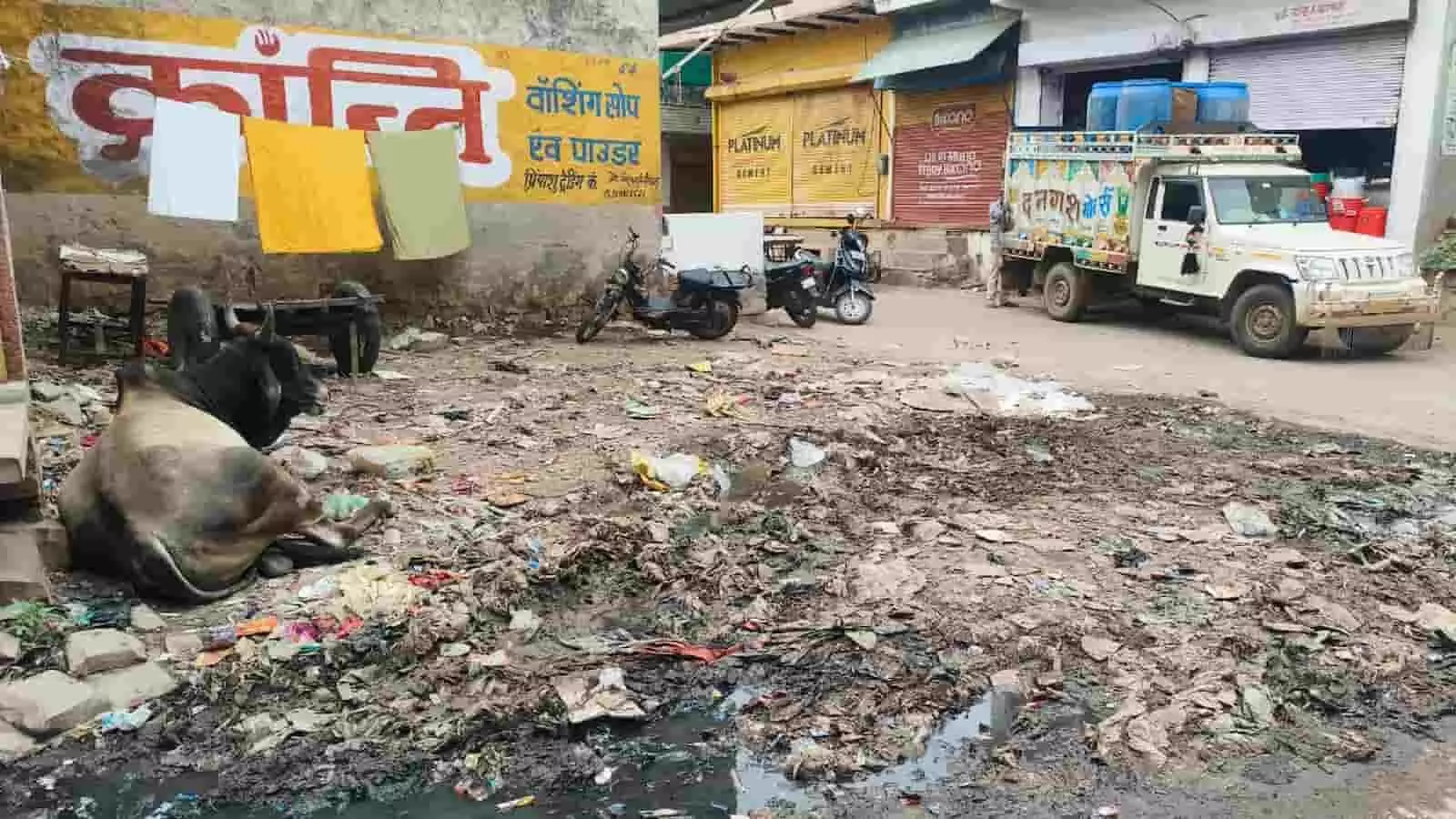 बयाना के गणेशी मार्केट में खाली प्लॉट में गंदगी और पानी जमा है। बयाना के गणेशी मार्केट में खाली प्लॉट में गंदगी और पानी जमा है।