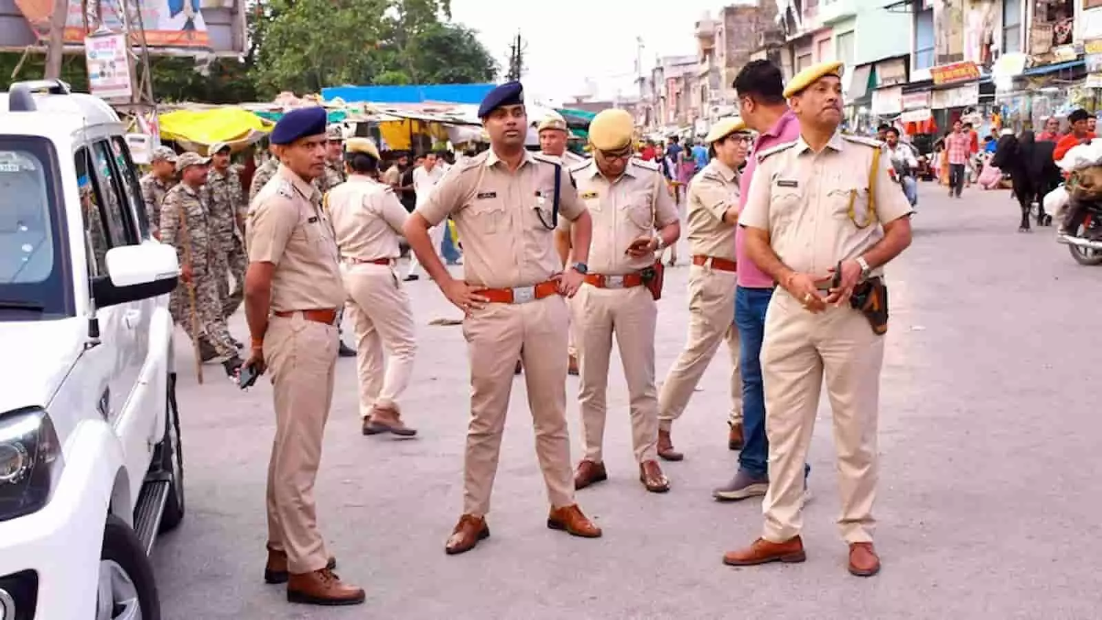 पुलिस अधीक्षक और अन्य अधिकारी शहर में सुरक्षा व्यवस्था का निरीक्षण कर रहे हैं। पुलिस अधीक्षक और अन्य अधिकारी शहर में सुरक्षा व्यवस्था का निरीक्षण कर रहे हैं।