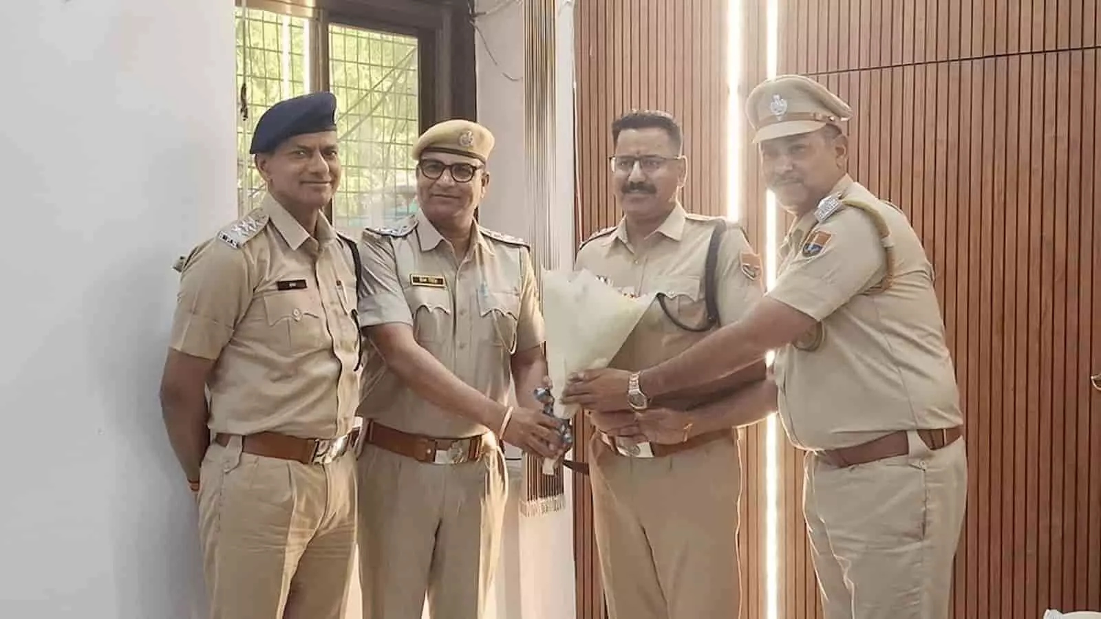 पुलिस अधिकारी चित्तौड़गढ़ में अतिरिक्त पुलिस अधीक्षक गजेंद्र सिंह जोधा का स्वागत कर रहे हैं। पुलिस अधिकारी चित्तौड़गढ़ में अतिरिक्त पुलिस अधीक्षक गजेंद्र सिंह जोधा का स्वागत कर रहे हैं।
