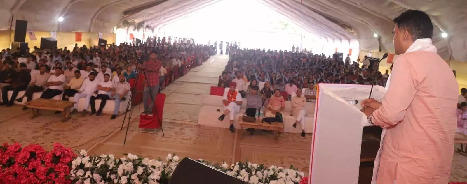 भरत बाग में आयोजित अभाविप प्रतिभा सम्मान समारोह में मंच से संबोधित करते हुए वक्ता। भरत बाग में आयोजित अभाविप प्रतिभा सम्मान समारोह में मंच से संबोधित करते हुए वक्ता।